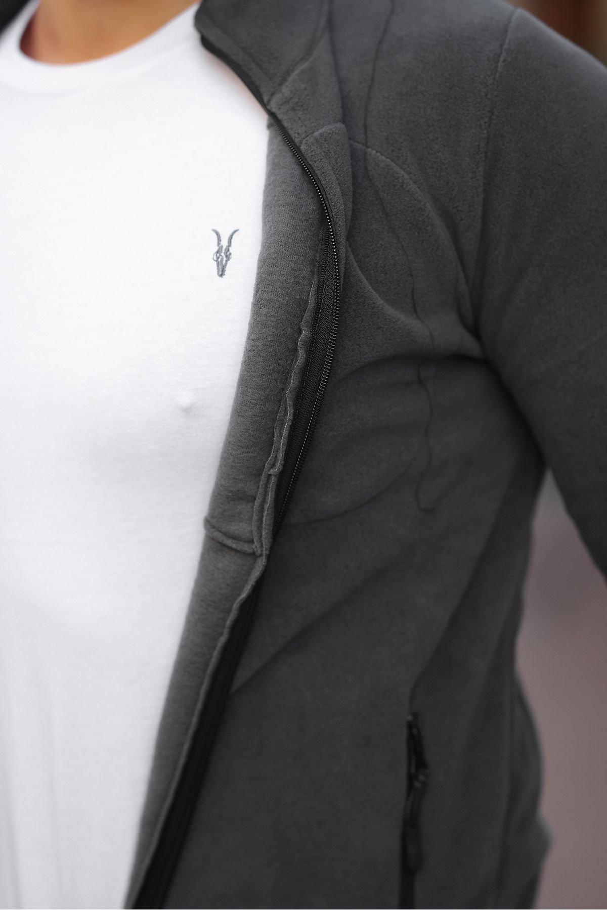 Kozik-Anthrazitfarbene Softshell-Herren-Fleece-Standardform mit durchgehendem Reißverschluss und 3 Taschen. Herren-Fleece-Cardigan 3