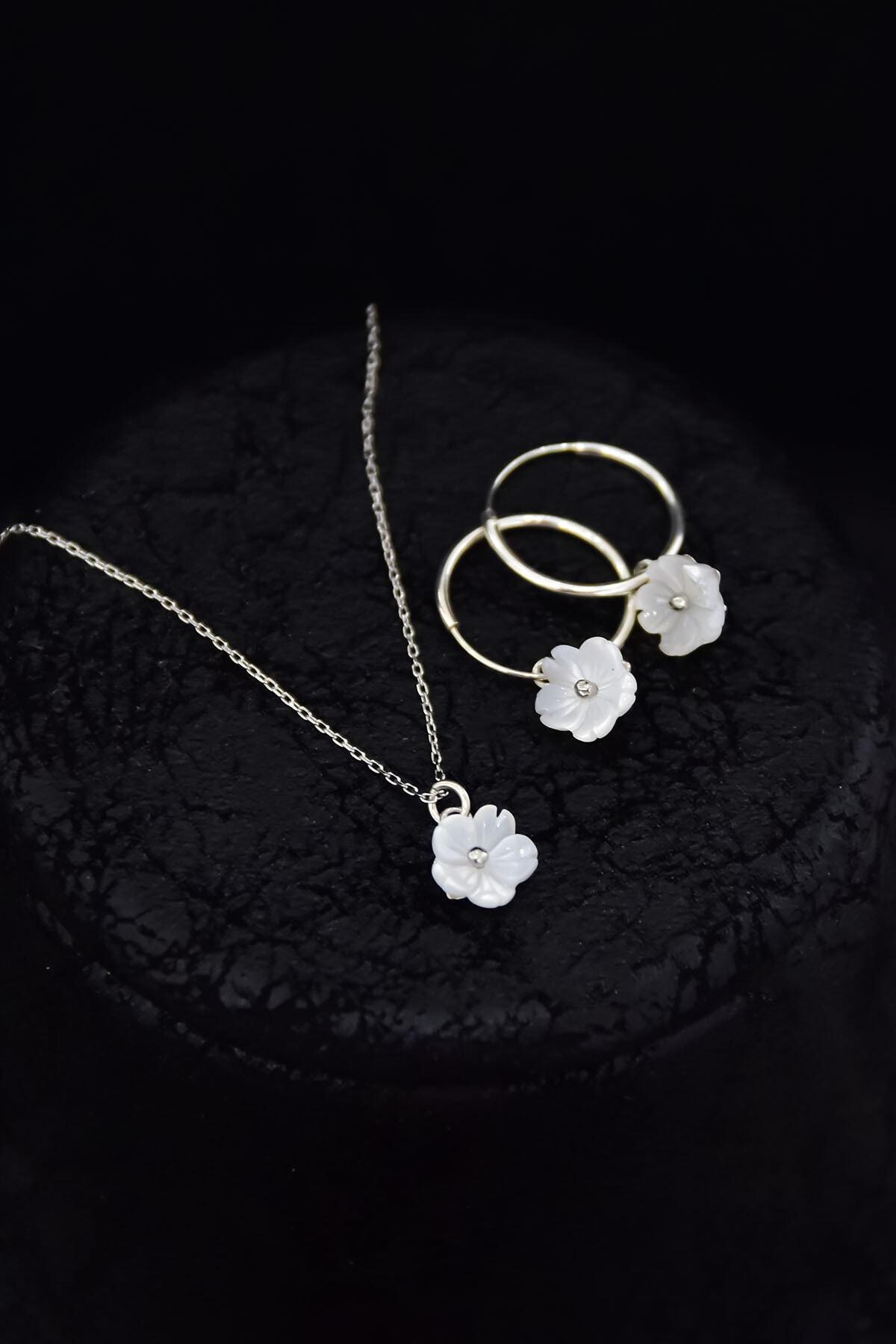 Sinsirella 925 Ayar Gümüş Rodyum Kaplama Sedef Manolya Çiçeği Kolye Ve Halka Küpe Set