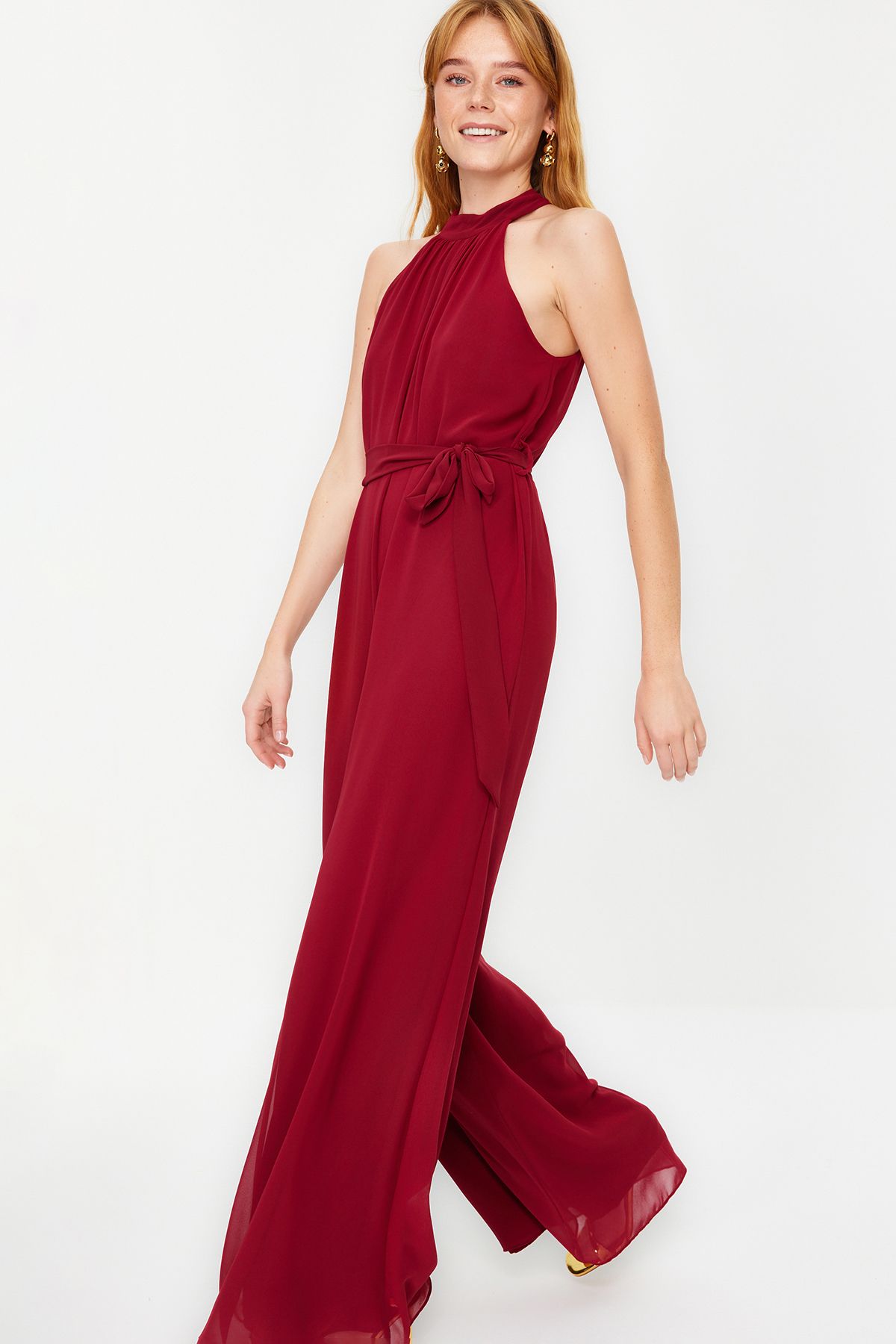 Trendyol Collection-Burgunderroter Maxi-Jumpsuit aus gewebtem Chiffon mit Gürtel und Futter TWOSS23TU00093 3