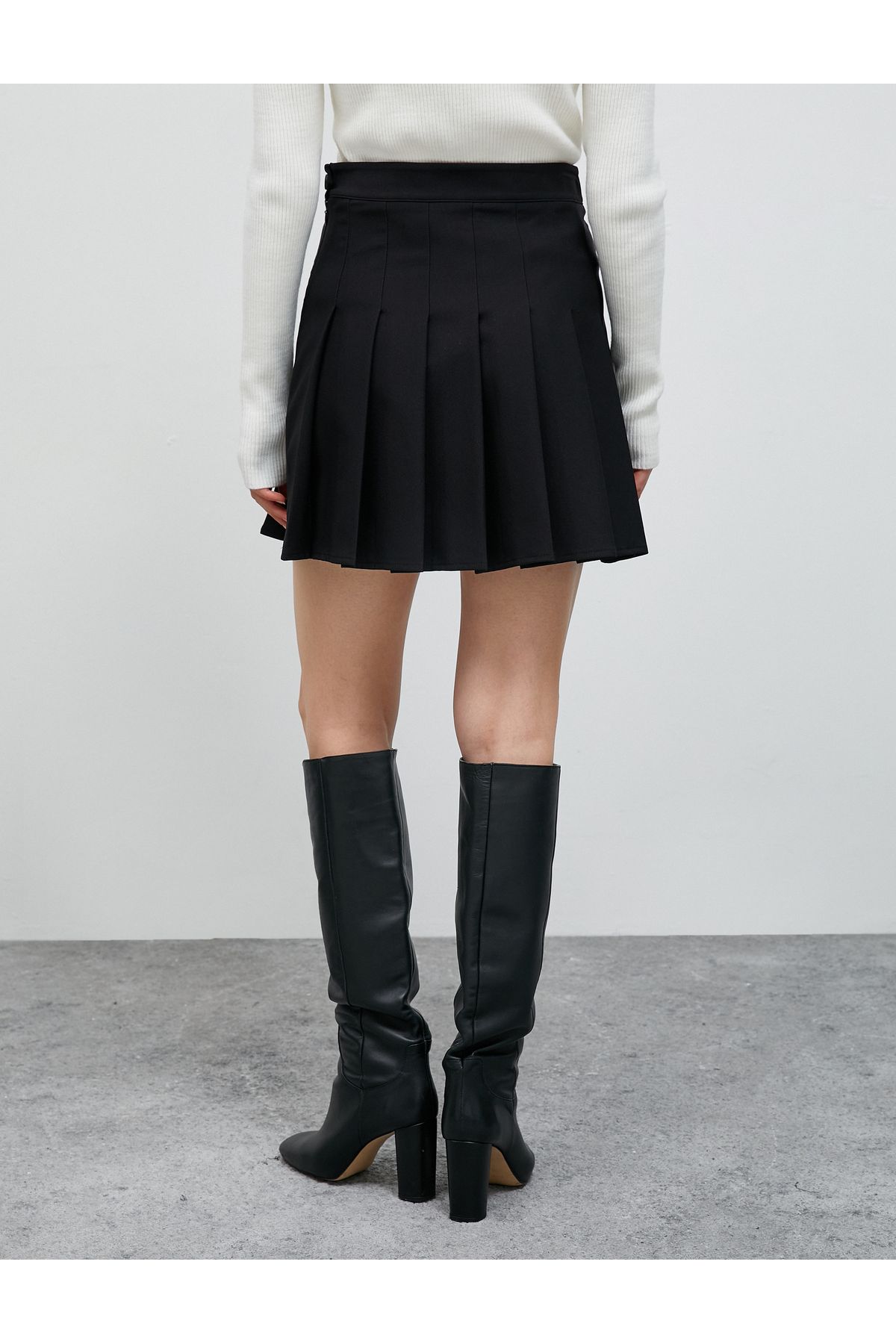 Black pleated store skirt with zipper