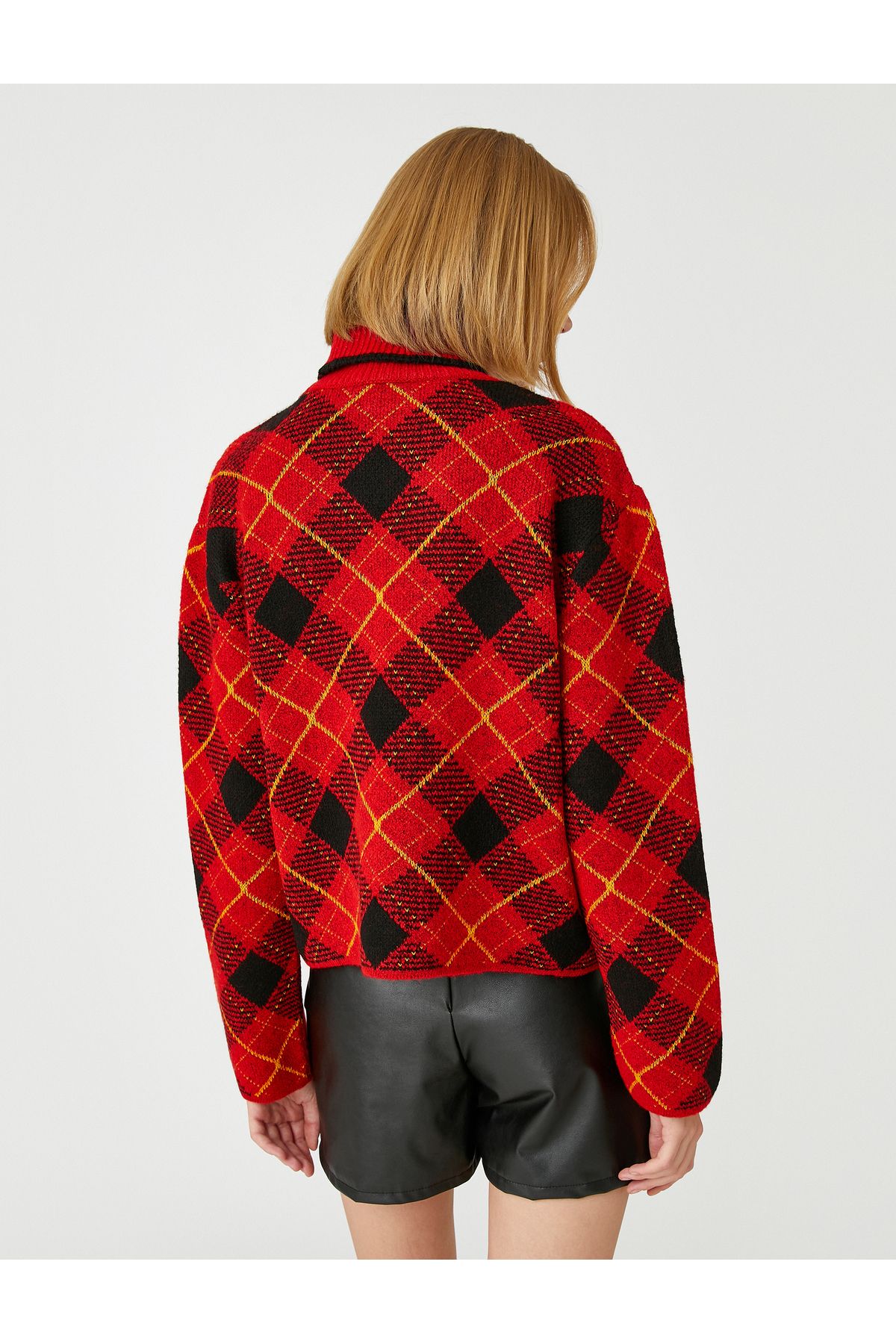 Koton-Rautengemusterter Rollkragenpullover aus Strick 4