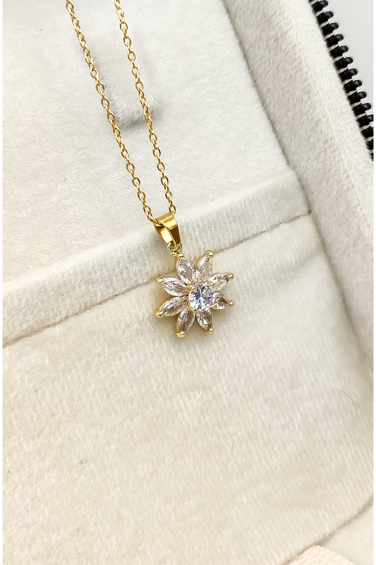 Gold Renk Minimal İnce Zincir Zirkon Taşlı Kar Tanesi Çelik Kolye