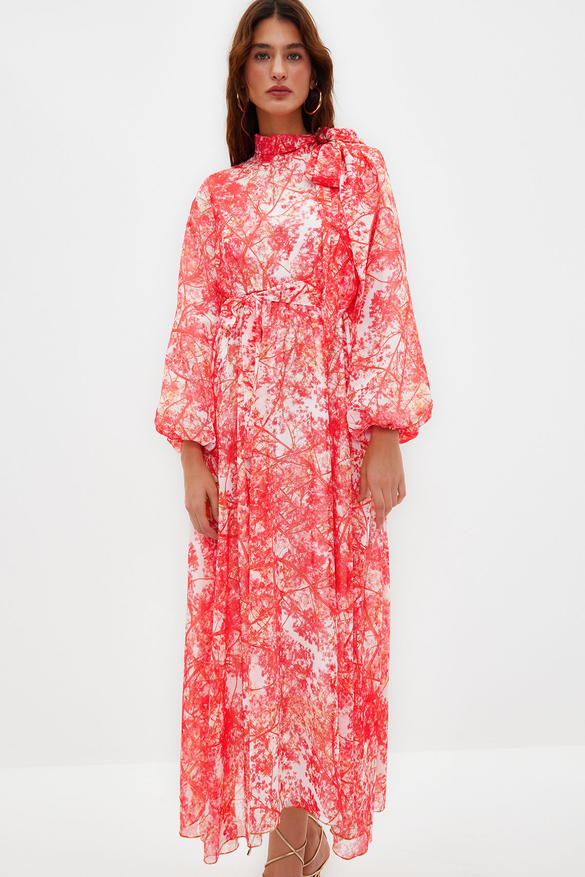Trendyol Modest-Rotes, mit Blumenmuster gefüttertes, langes Chiffon-Abendkleid TCTSS24EB00040 4