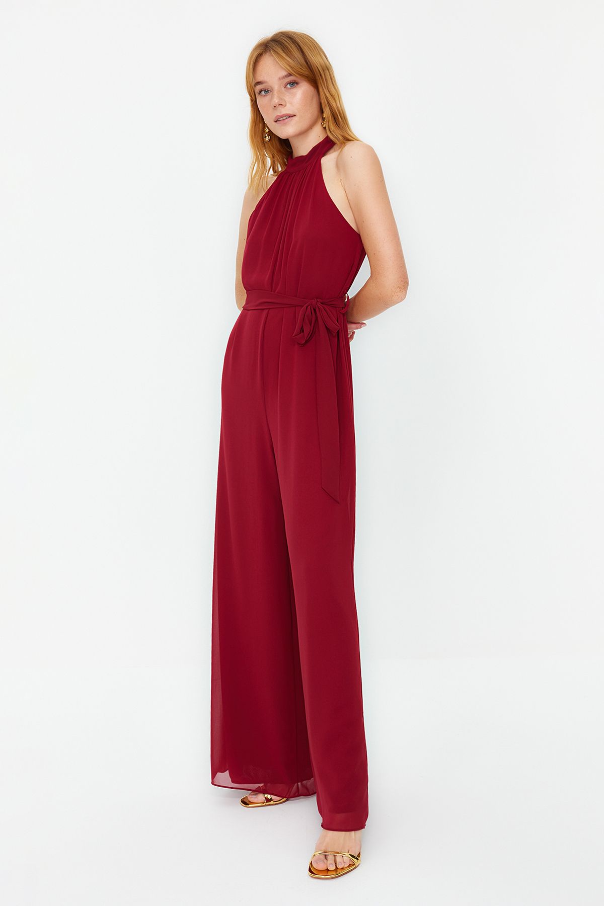 Trendyol Collection-Burgunderroter Maxi-Jumpsuit aus gewebtem Chiffon mit Gürtel und Futter TWOSS23TU00093 2