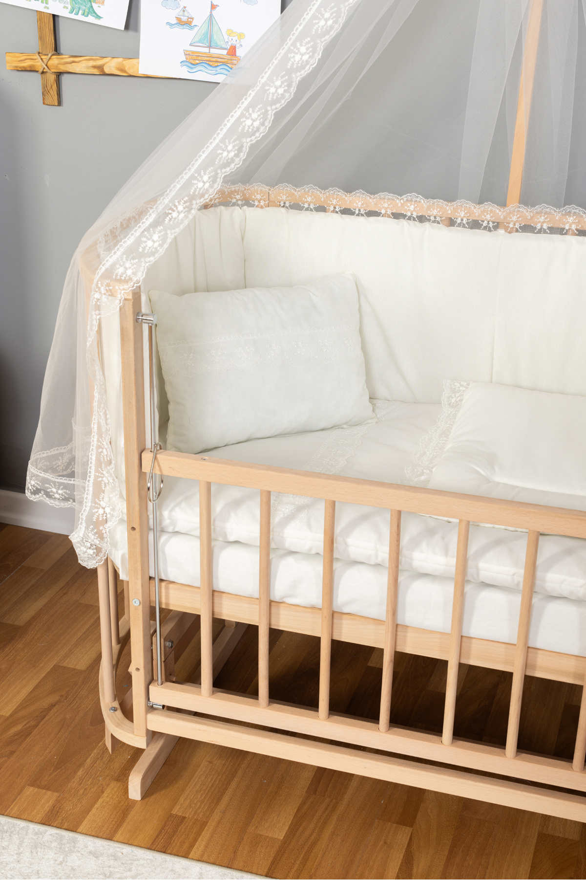 Bamgidoo Ahşap Beşik Anne Yanı Beşik Organik (BOYASIZ) 60x120 - Krem Güpür Uyku Seti Yatak fotoğrafı 3 (önizleme)