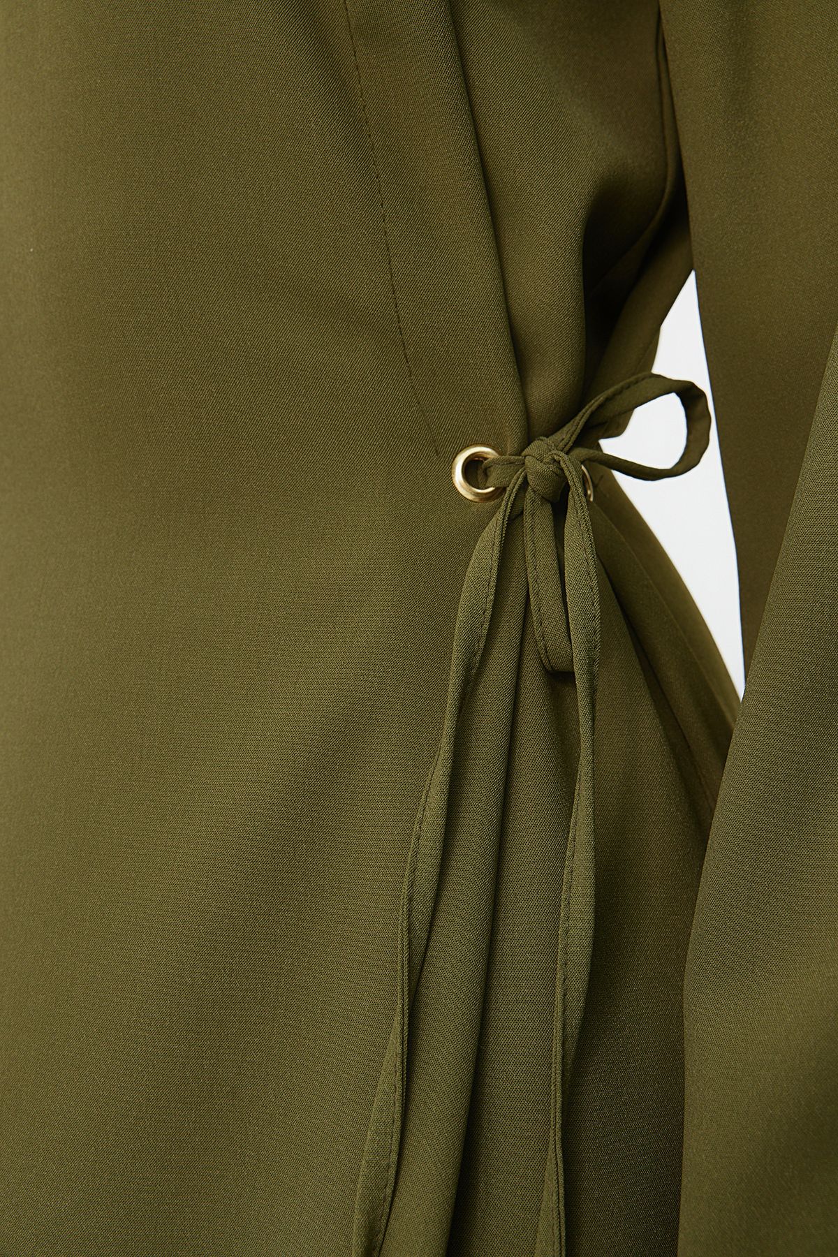 Trendyol Modest-Grünes Taillen-Seilband, detailliertes elastisches Aerobin-Webkleid am Ärmelende TCTSS22EB00104 5