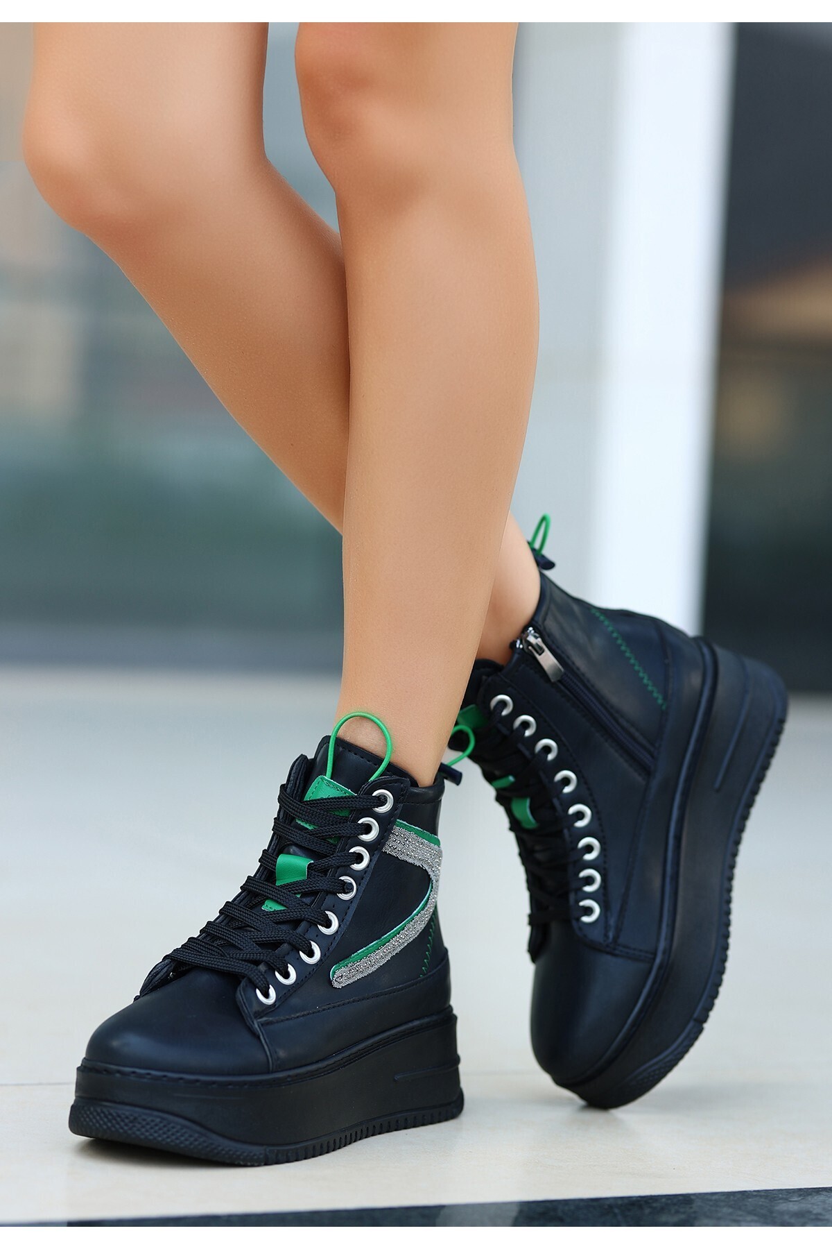 EFN.GİYİM Pone Siyah Cilt Yeşil Detaylı Bağcıklı Bot