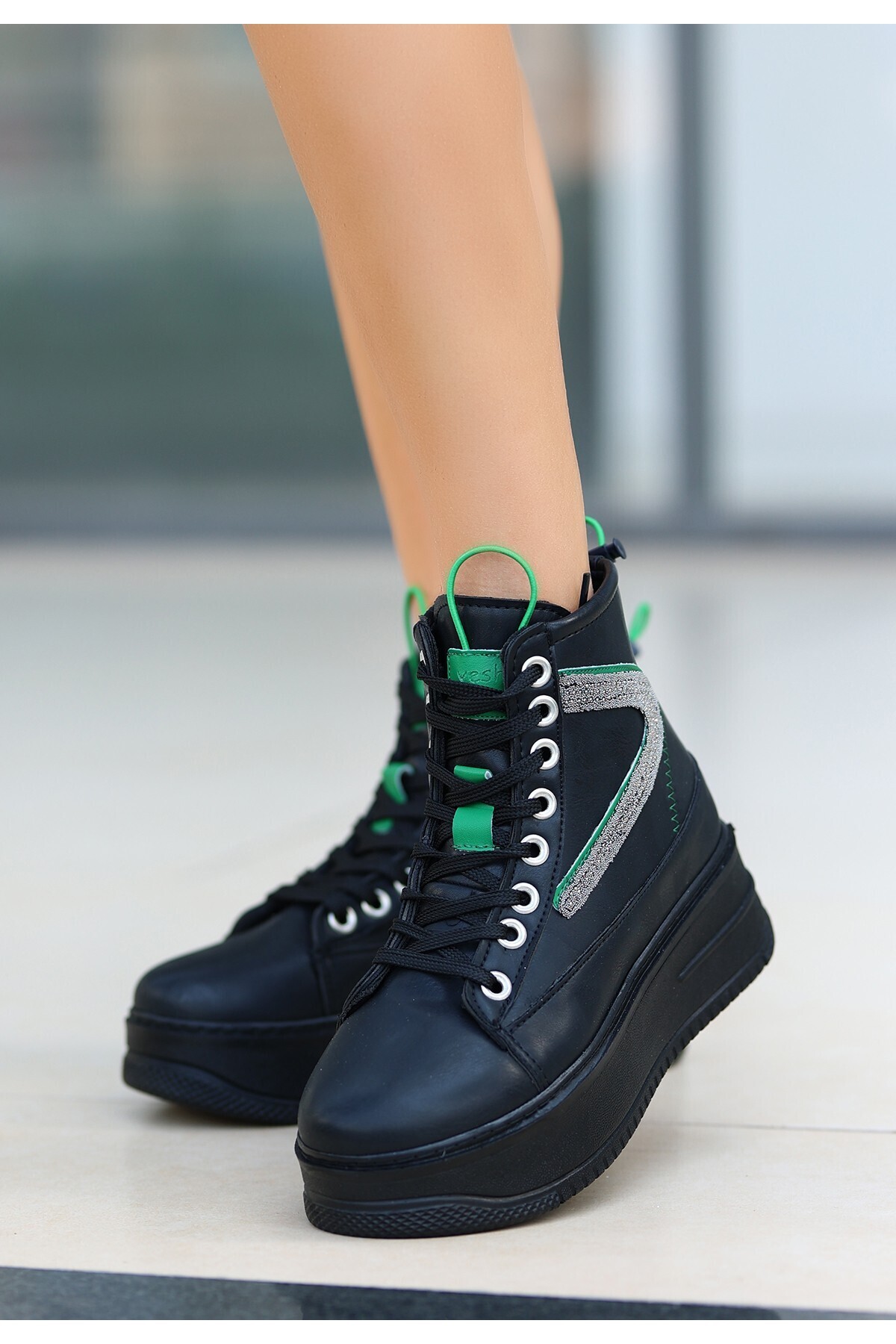 EFN.GİYİM Pone Siyah Cilt Yeşil Detaylı Bağcıklı Bot