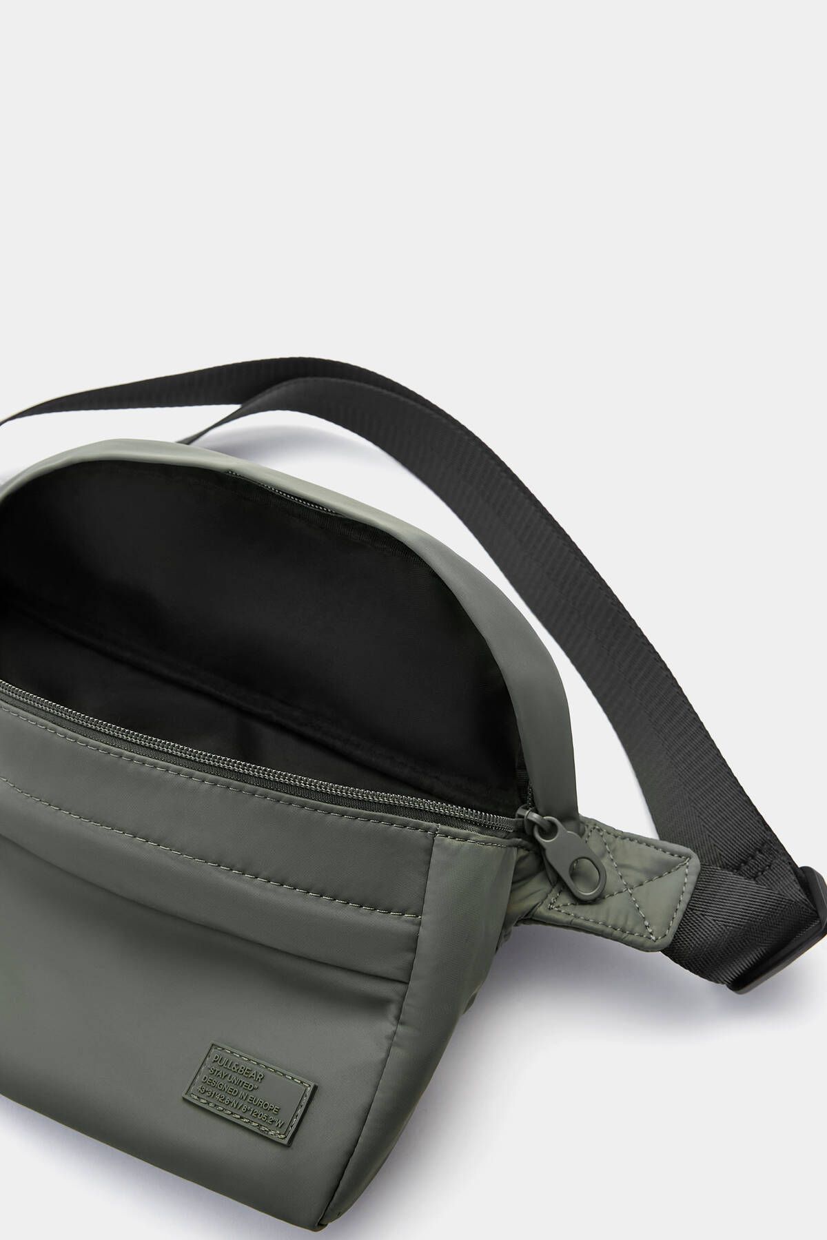 Fanny pack pull and bear new arrivals
