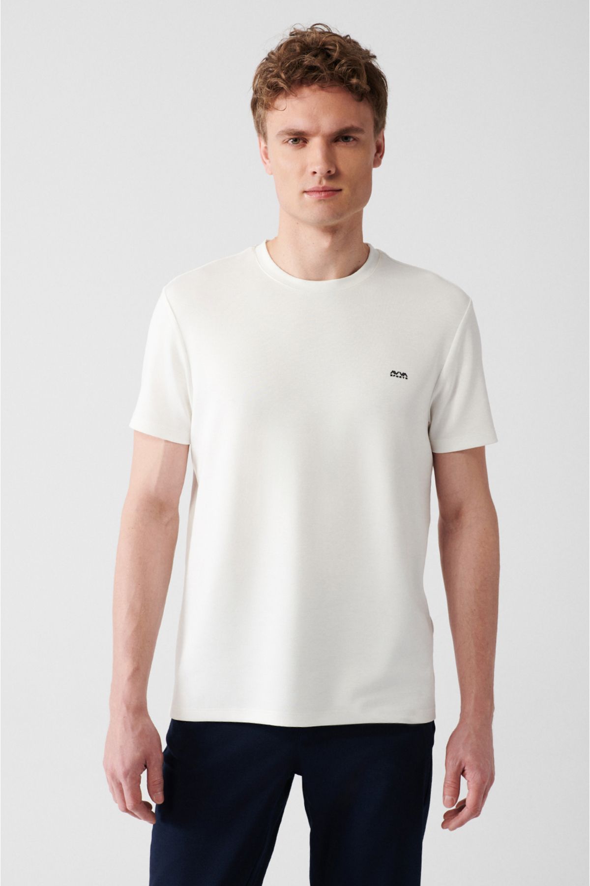 Avva Ecrufarbenes Herren-T-Shirt mit Rundhalsausschnitt und Logo-Aufdruck  auf dem Rücken und der Brust B001040 - Trendyol