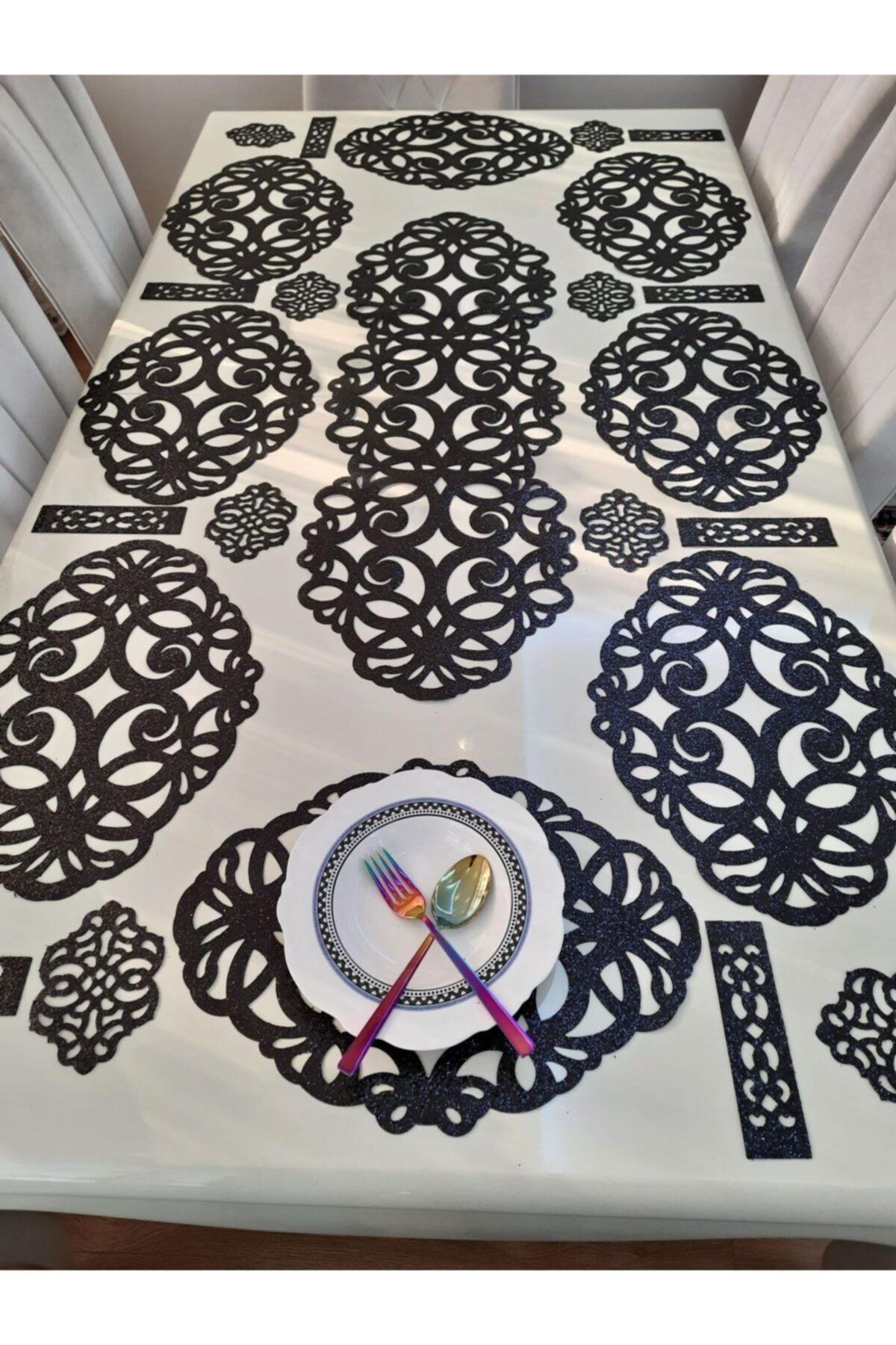 SEHARA 8 Persoane / 25 Piese Siuni Piele Prezentare Luminoasă Tk; 1 Runner, 8 Servicii, 8 B. Mats, 8 Linguriță - Negru - One Size