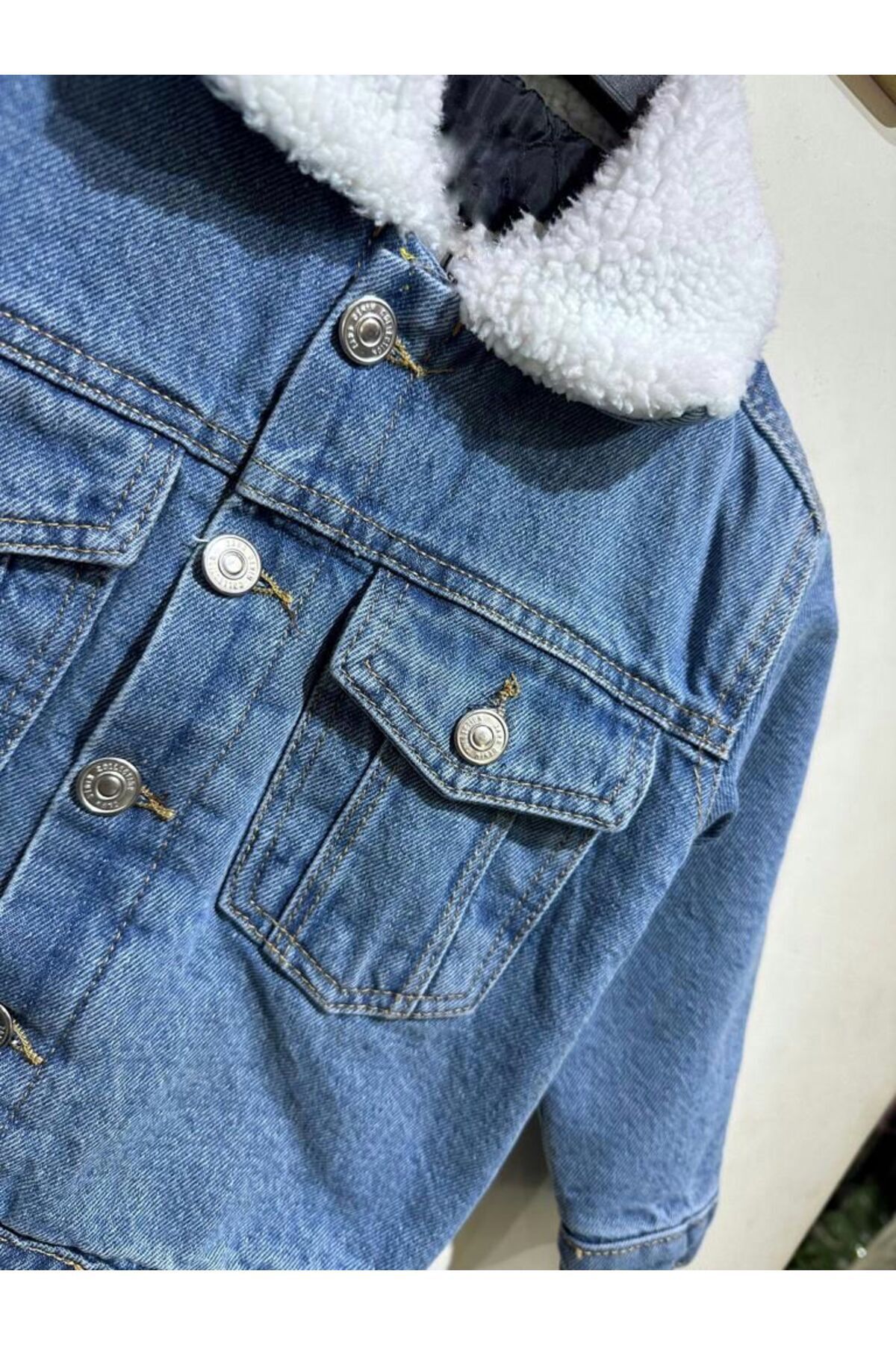 Denim jacket with fur on collar sales