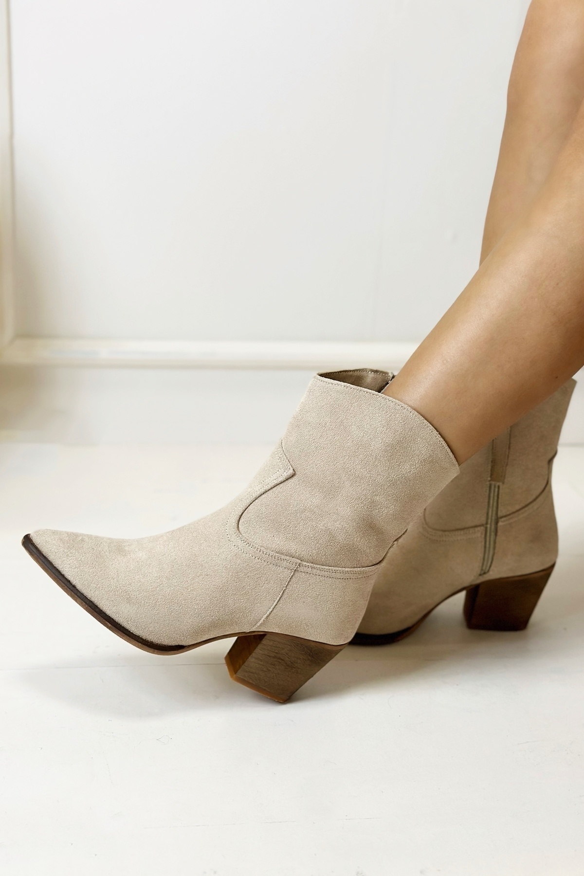 Nil Shoes Wozo Bej Süet Topuklu Bot görsel 2