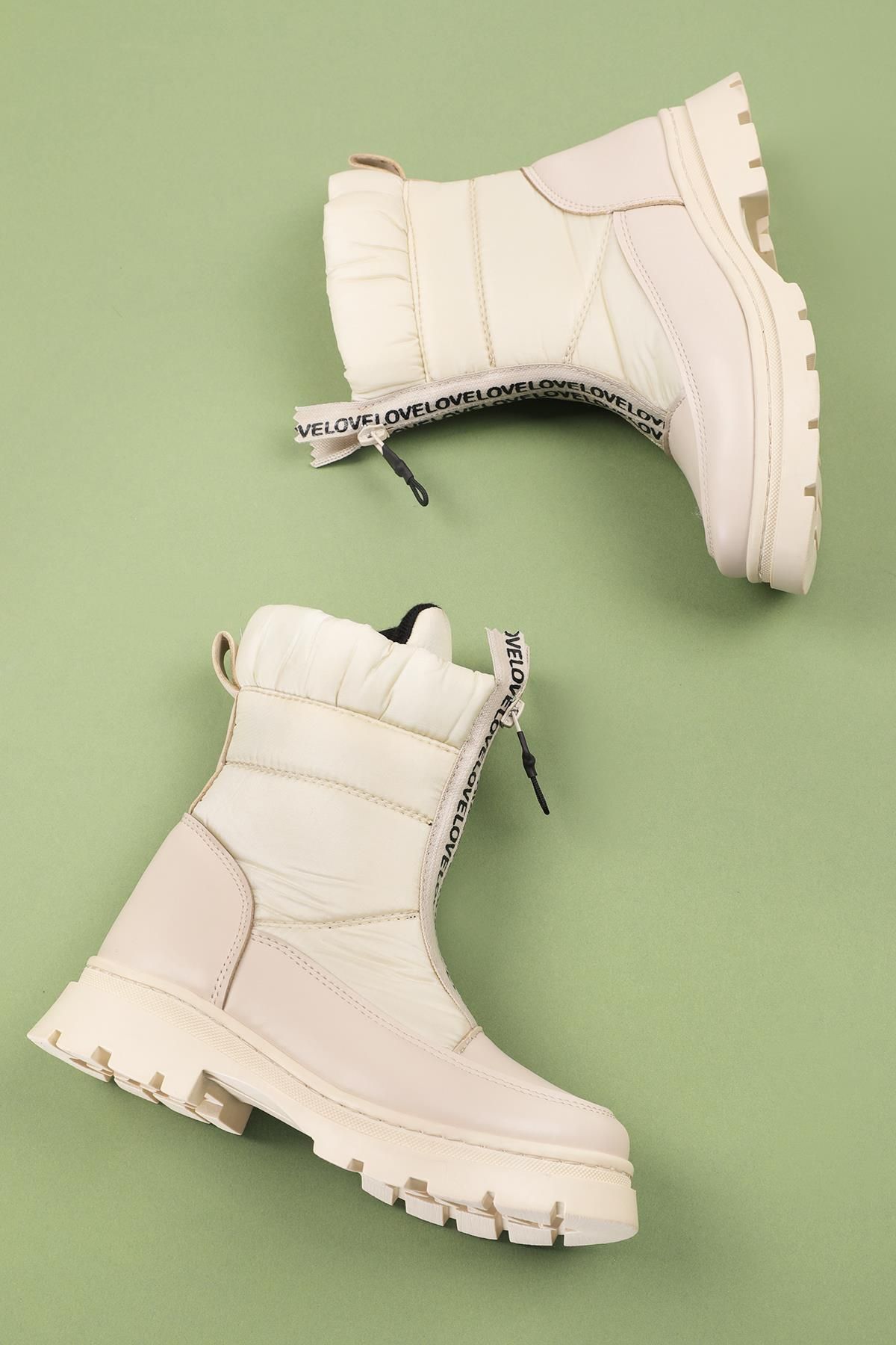 Women's winter boots with front clearance zipper