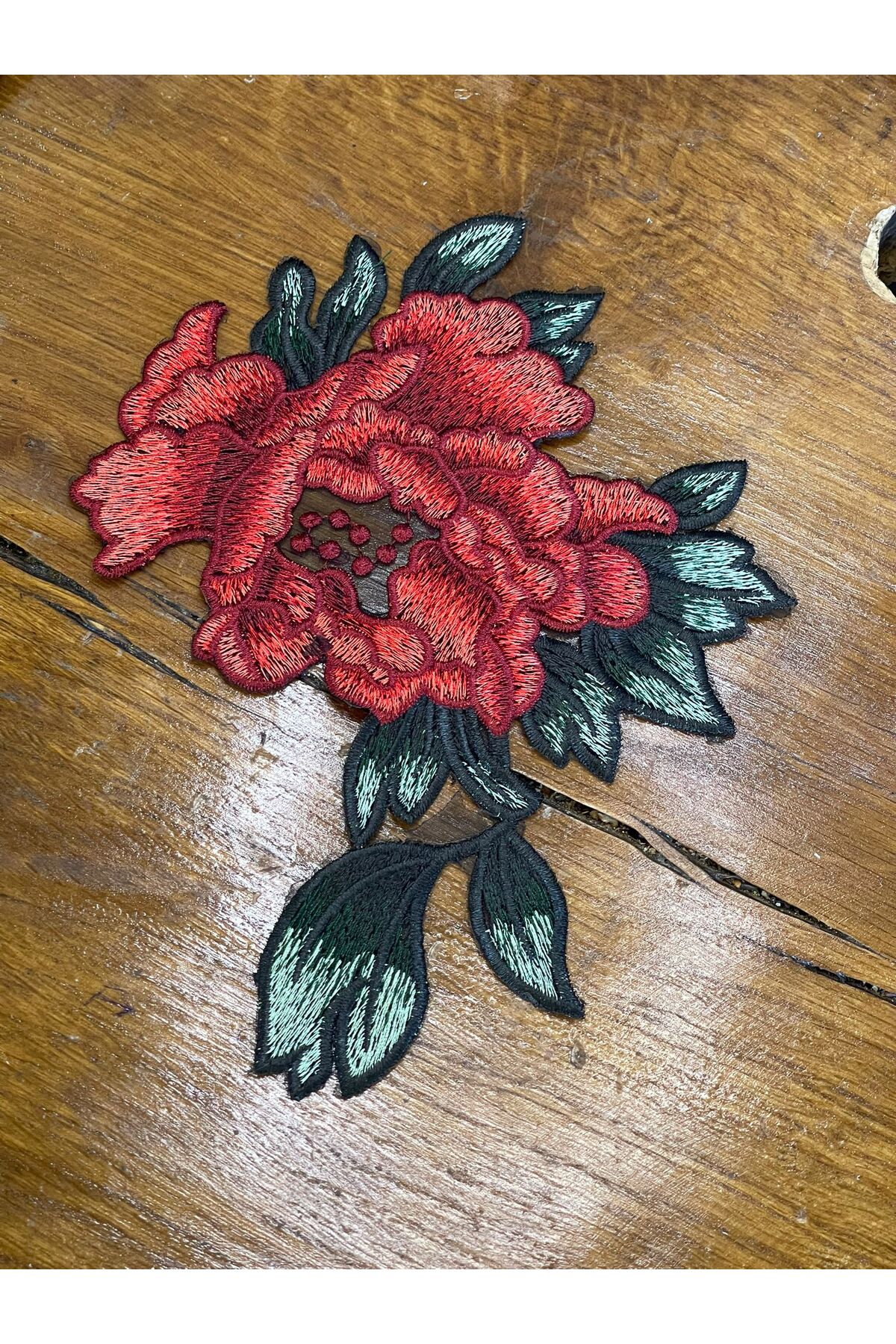 Gönülden Tasarım 23x17 Cm Nakış Işleme Kırmızı Gül Yeşil Yaprak Aplike Arma Dikiş Hobi Giyim Aksesuarı