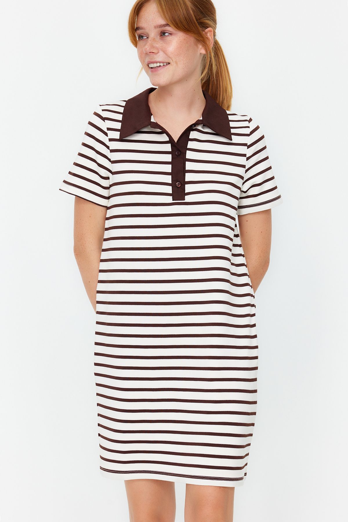 Trendyol Collection-Braun-weiß gestreiftes Rollkragen-Strickkleid in A-Linie/A-Linien-Form TWOSS24EL00023 2