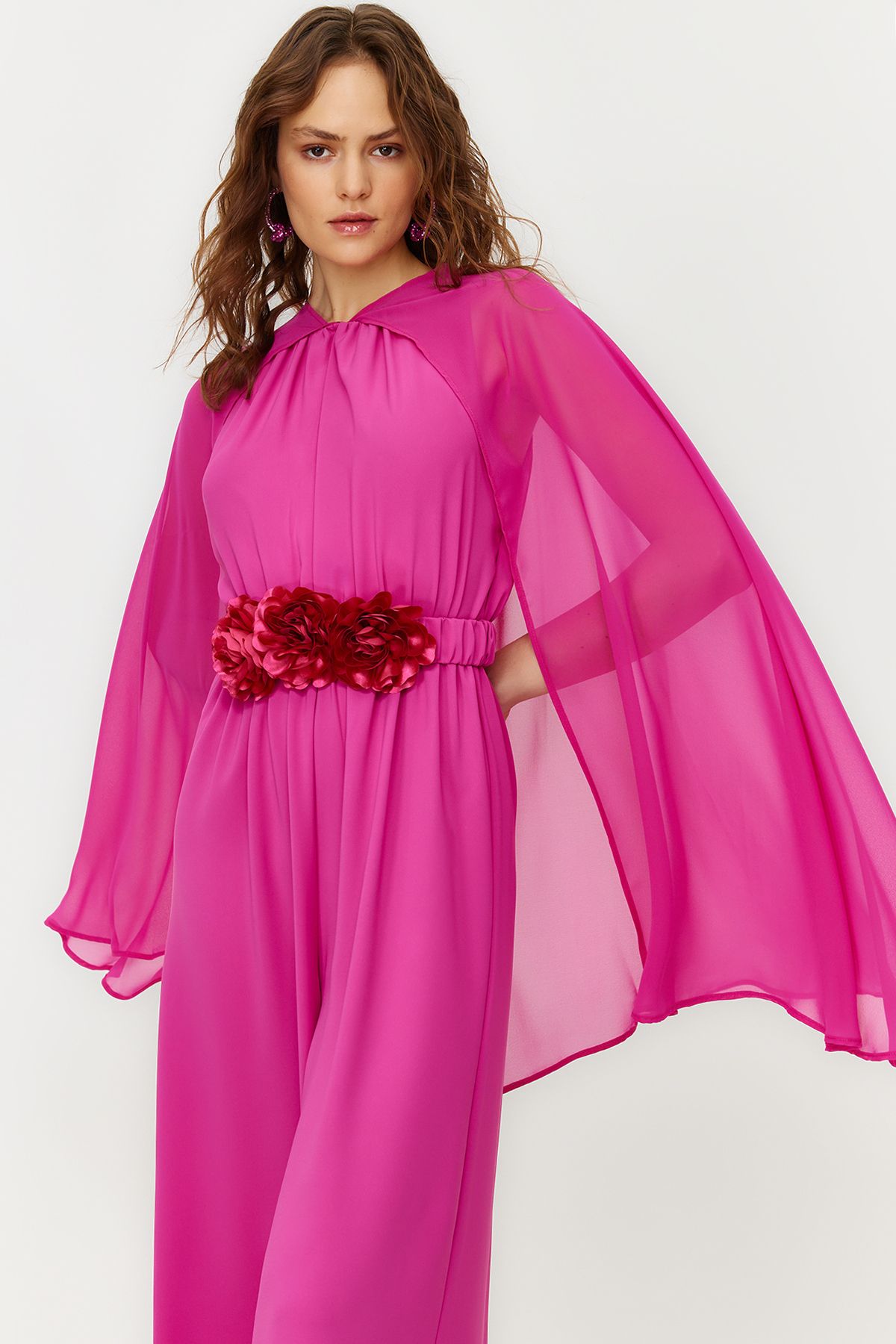 Trendyol Modest-Fuchsiová květinová pásková šifonová pelerína saténová večerní kombinéza TCTSS24DB00010 3