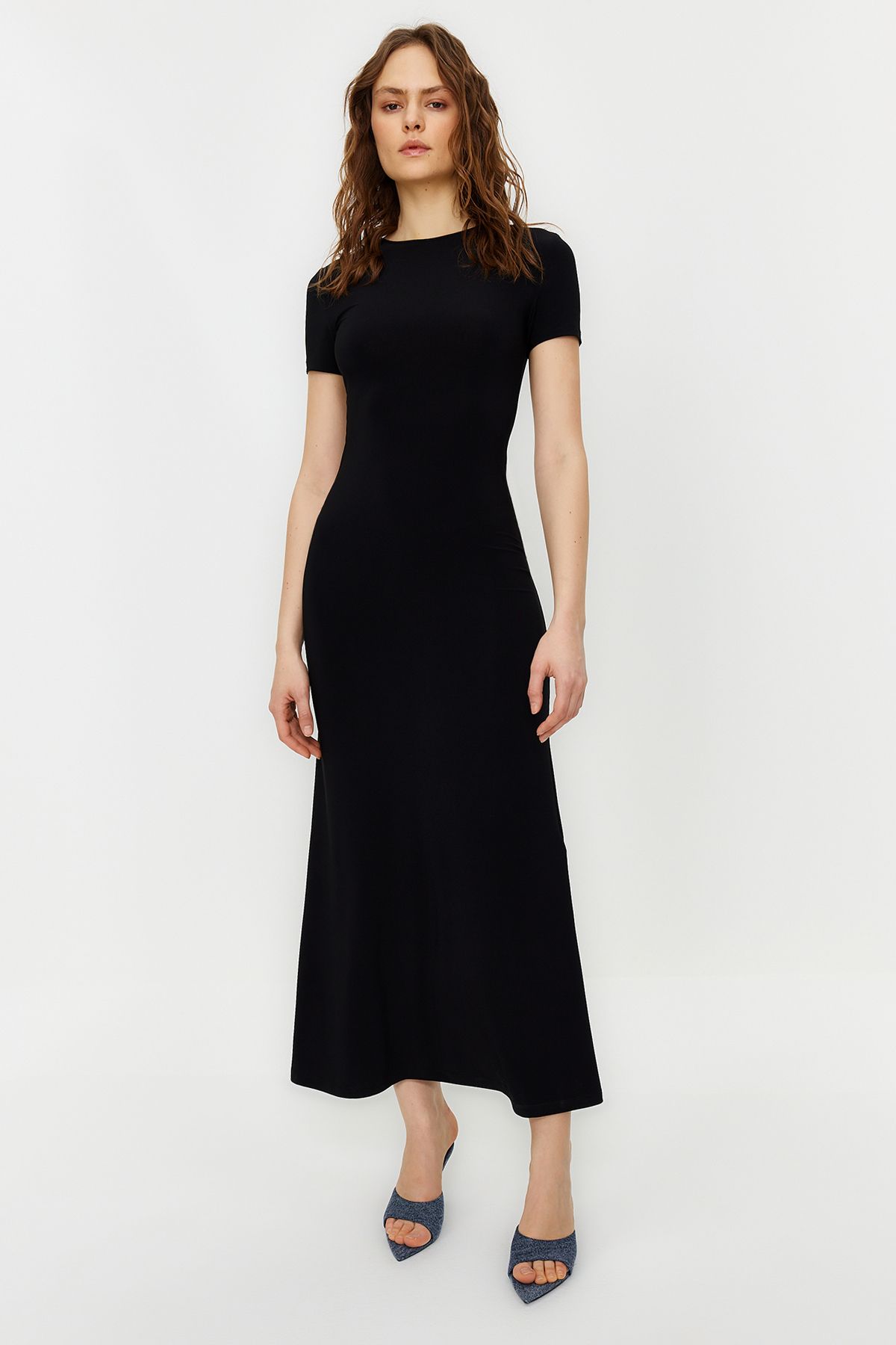 Trendyol Collection Flexibilní pletené maxi - černé šaty s bodycon tužkou s výstřihem TWOSS24EL00097