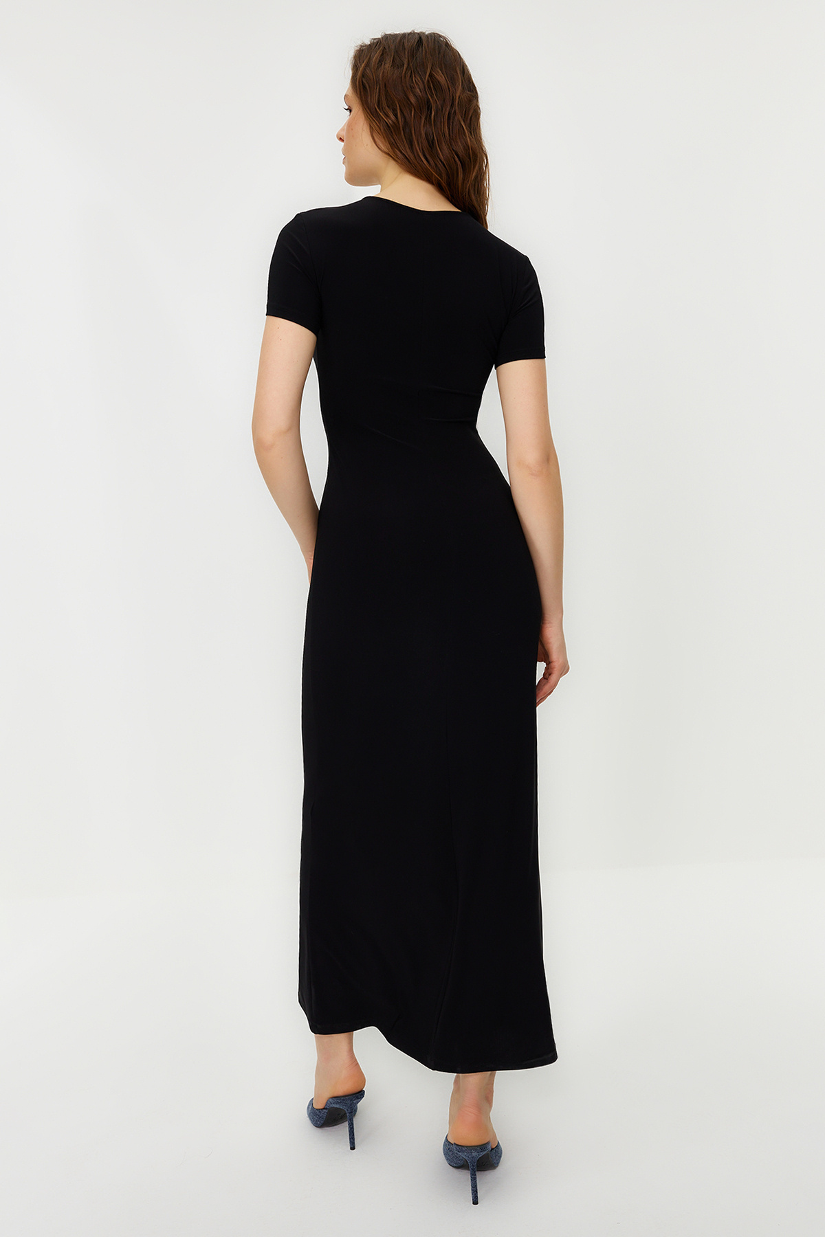 Trendyolmilla  Siyah Kısa Kol Bodycone/Vücuda Oturan Bisiklet Yaka Esnek Örme Maxi Kalem Elbise TWOSS24EL00097 - Görsel 9