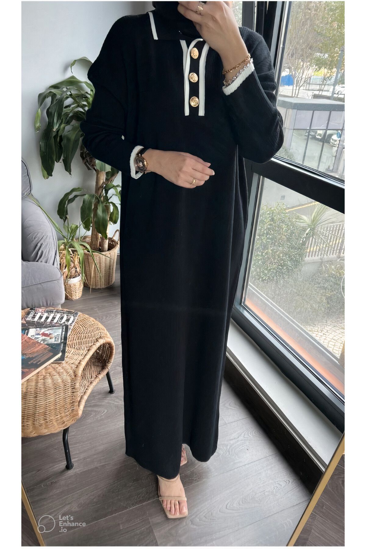 cest une robe avec un bouton oversize v avec un col en v triko