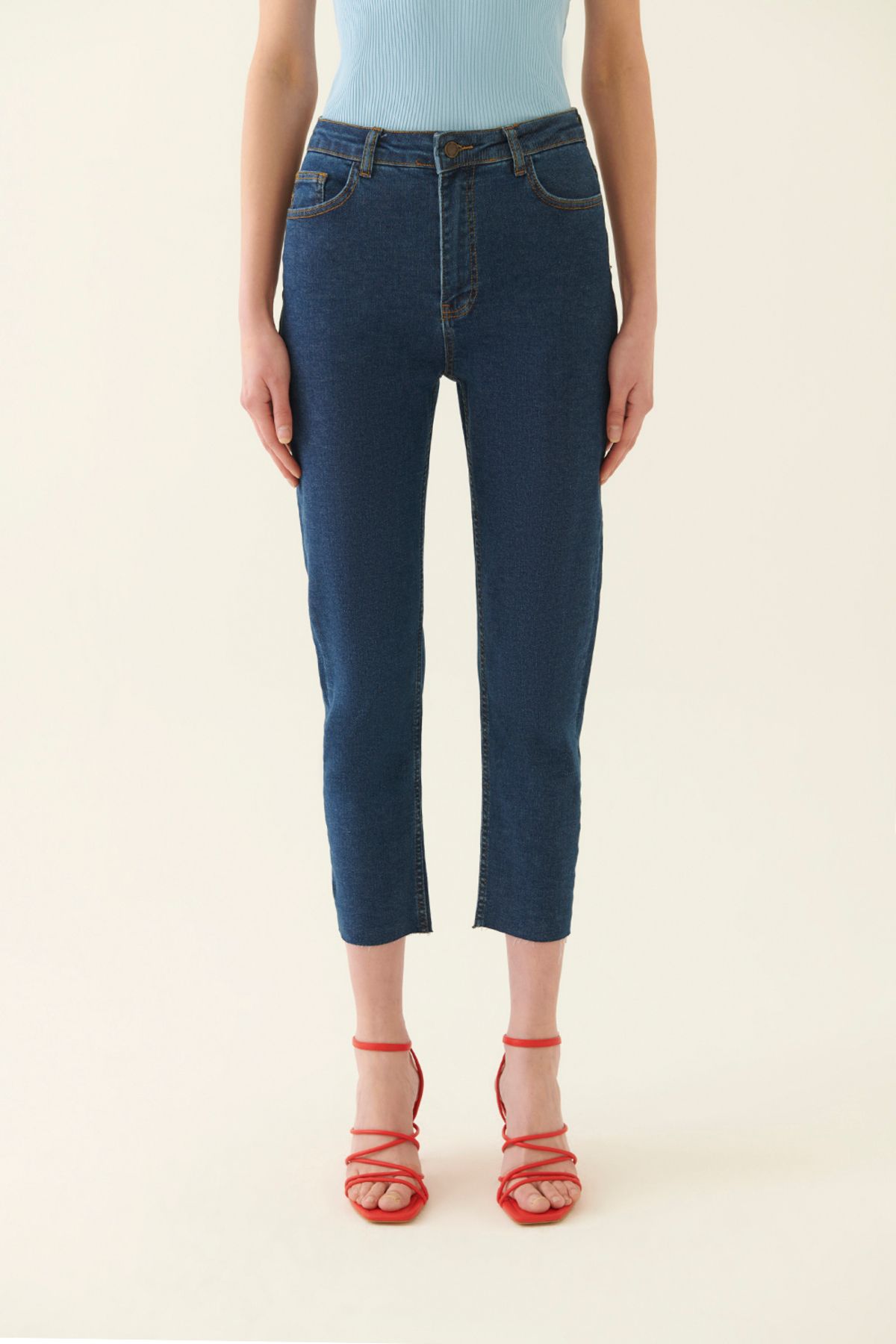 Perspective-Romets Jeanshose für Damen in normaler Passform, knöchellang, mittlere Taille, marineblau 4
