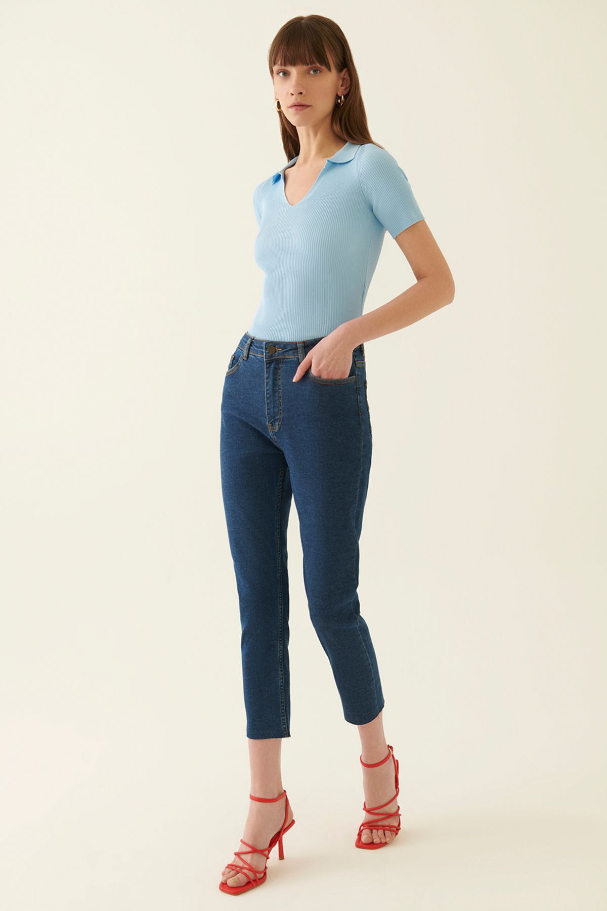Perspective-Romets Jeanshose für Damen in normaler Passform, knöchellang, mittlere Taille, marineblau 2