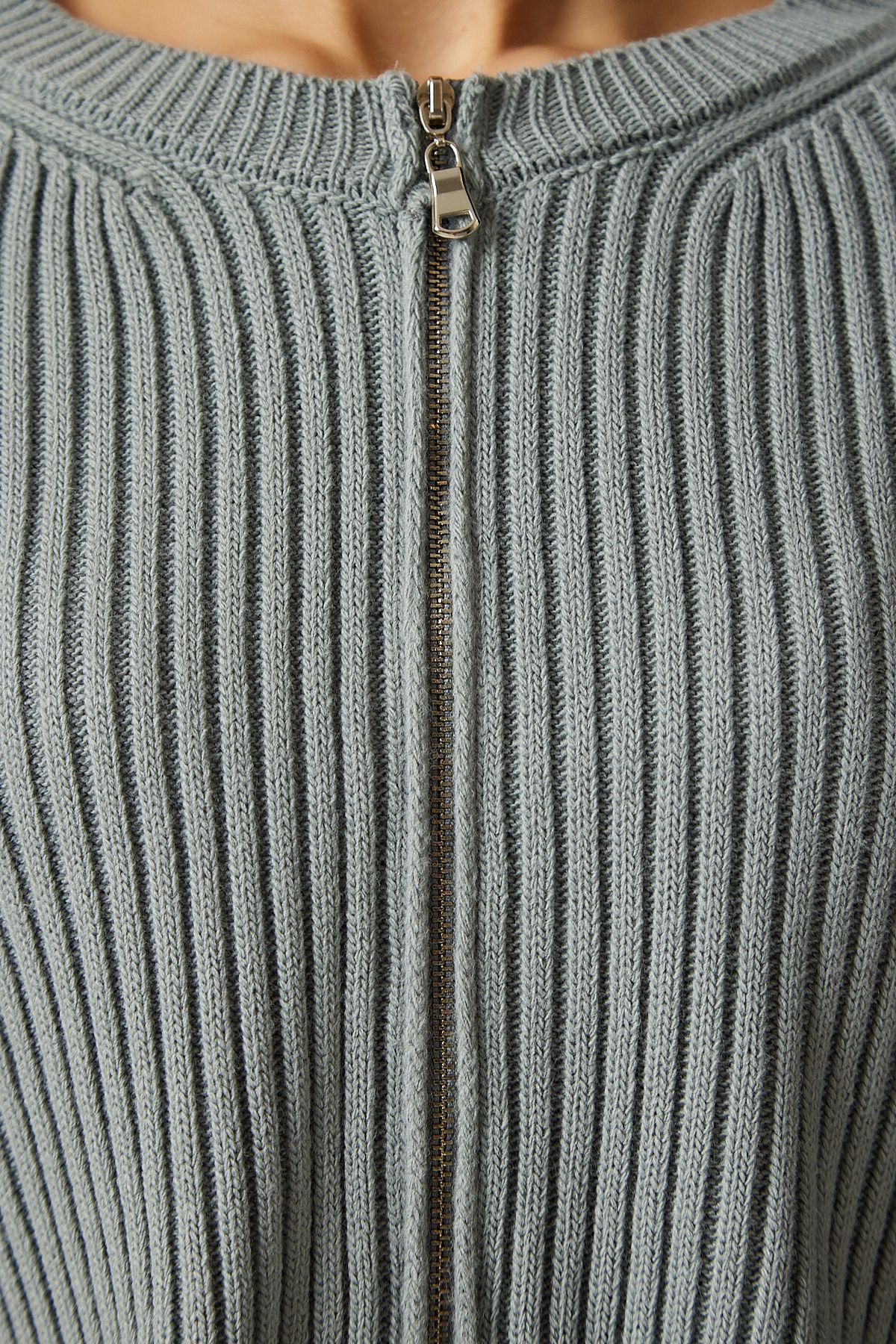 Happiness İstanbul-Gerippter Crop-Strick-Cardigan mit Reißverschluss in Stone für Damen PF00053 5