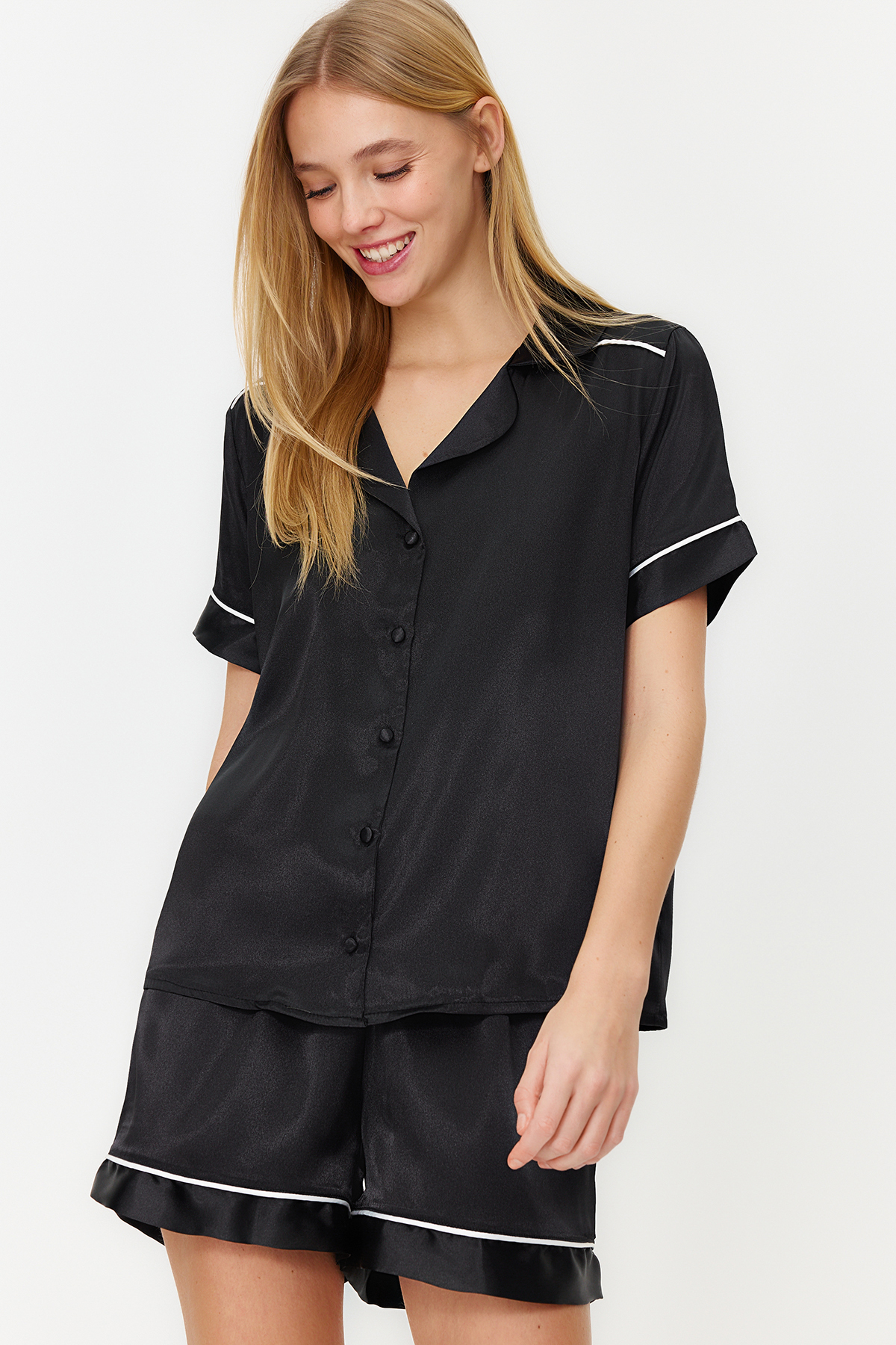 Trendyolmilla  Siyah Biye Detaylı Saten Şortlu Dokuma Pijama Takımı THMSS24PT00026 - Görsel 4