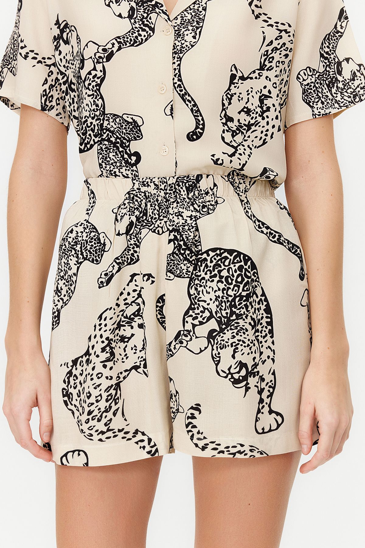 Trendyol Collection-Krémový tygří vzor s viskózovými šortkami Tkaný pyžamový set THMSS24PT00011 5