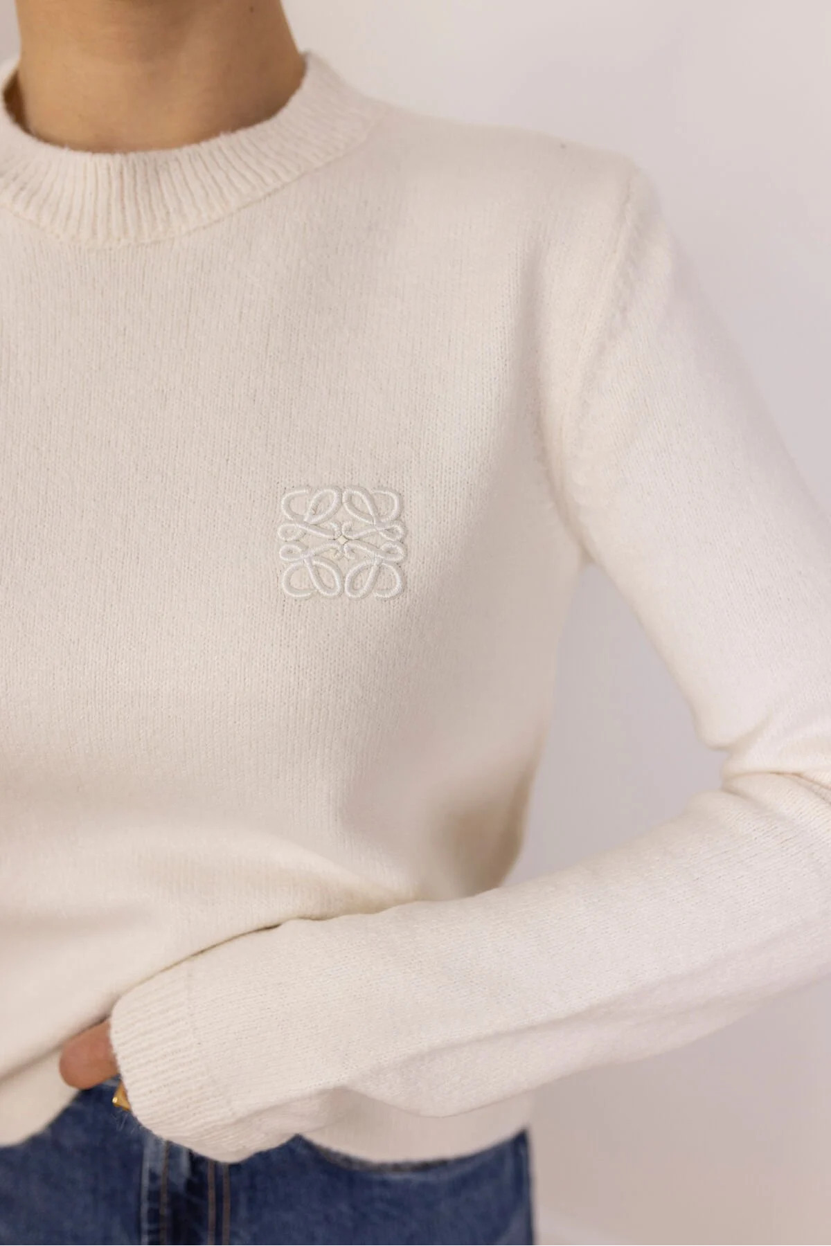 Laluvia Кремав трикотажен пуловер с кръгло деколте и бродиран трикотаж