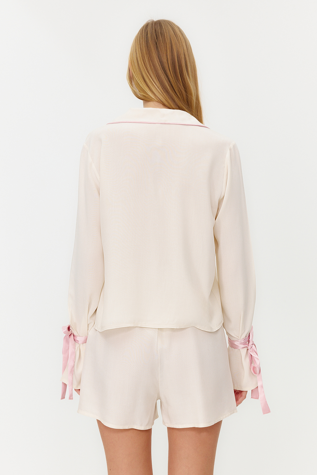 Trendyolmilla  Ekru Bağlamalı/Kurdele/Fiyonklu ve Biyeli Viskon Şortlu Dokuma Pijama Takımı THMSS24PT00047 - Görsel 6