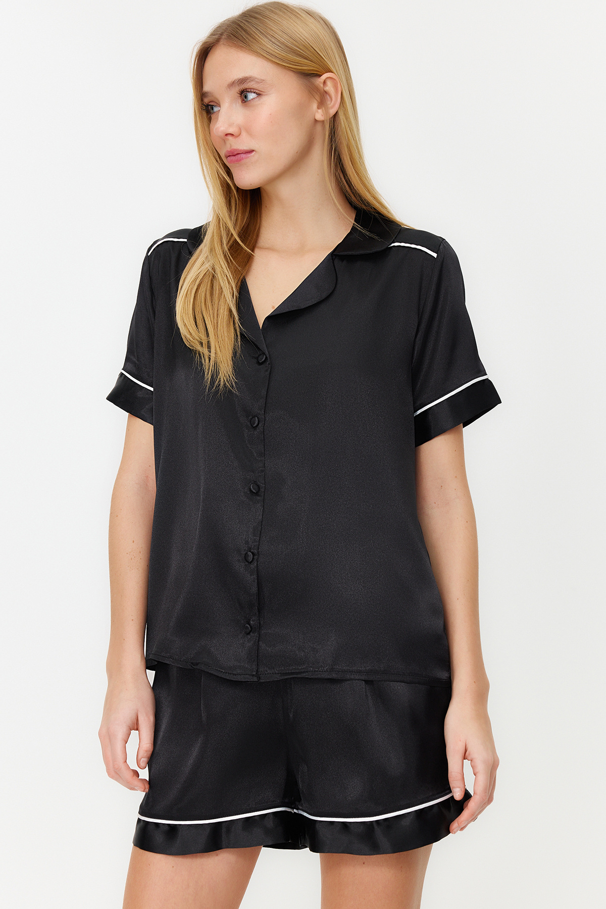 Trendyolmilla  Siyah Biye Detaylı Saten Şortlu Dokuma Pijama Takımı THMSS24PT00026 - Görsel 3