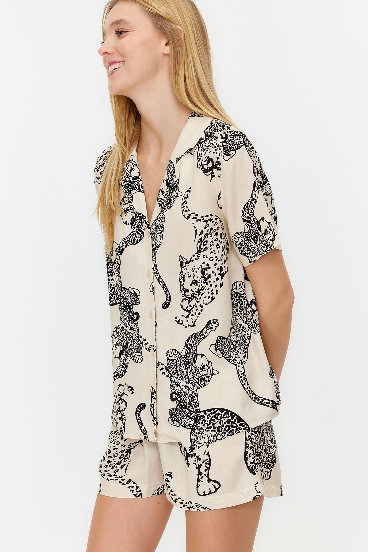 Trendyol Collection-Krémový tygří vzor s viskózovými šortkami Tkaný pyžamový set THMSS24PT00011 2