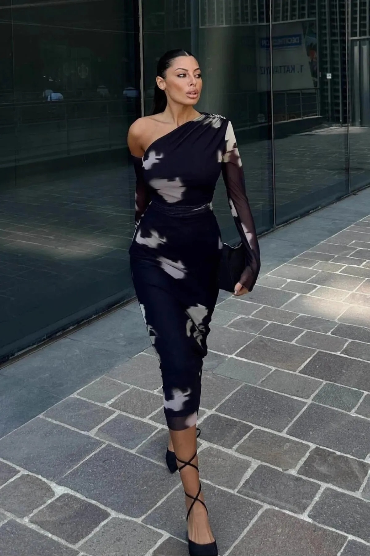 World Fashion Trends Čierne, farebné, elastické tylové šaty s podšívkou na je...