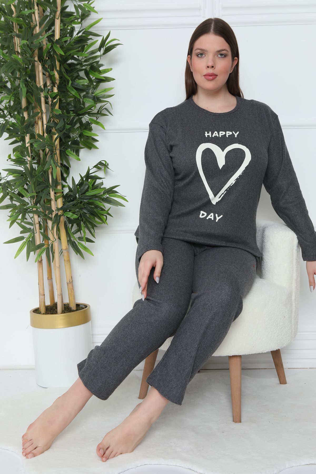 un ensemble de femmes en pyjama noir et blanc avec des rayures battal boy