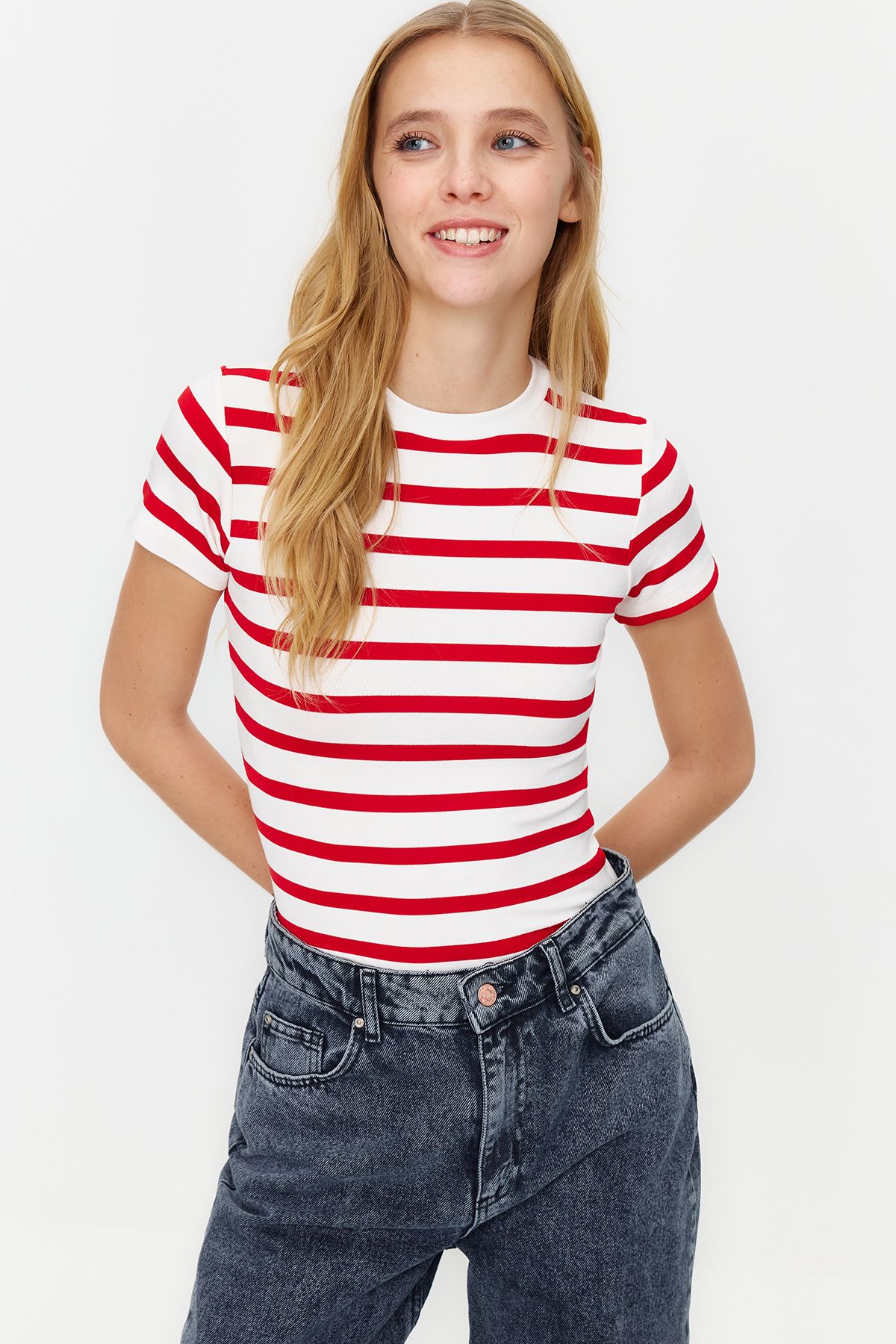 Trendyol Collection Elastyczna Tkanina Wiskozowa - Czerwona Bluzka W Paski Kobieta - L