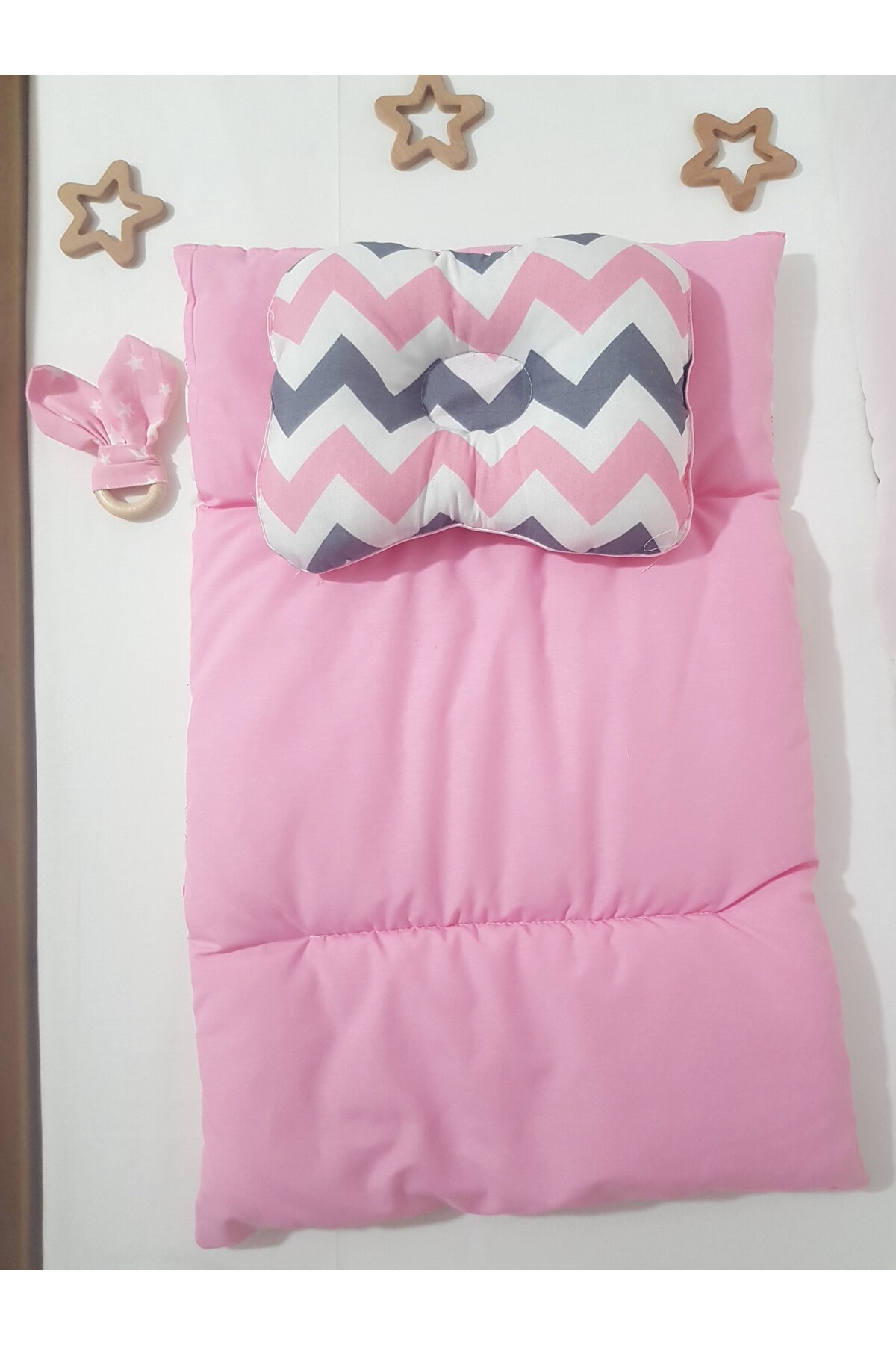 bebek_iklimi Çift Taraflı Alt Açma Minderi Pembe ( BAŞ DÜZELTME YASTIĞI ve DİŞ KAŞIYICI AHŞAP HALKA HEDİYELİ ) fotoğrafı 2 (önizleme)