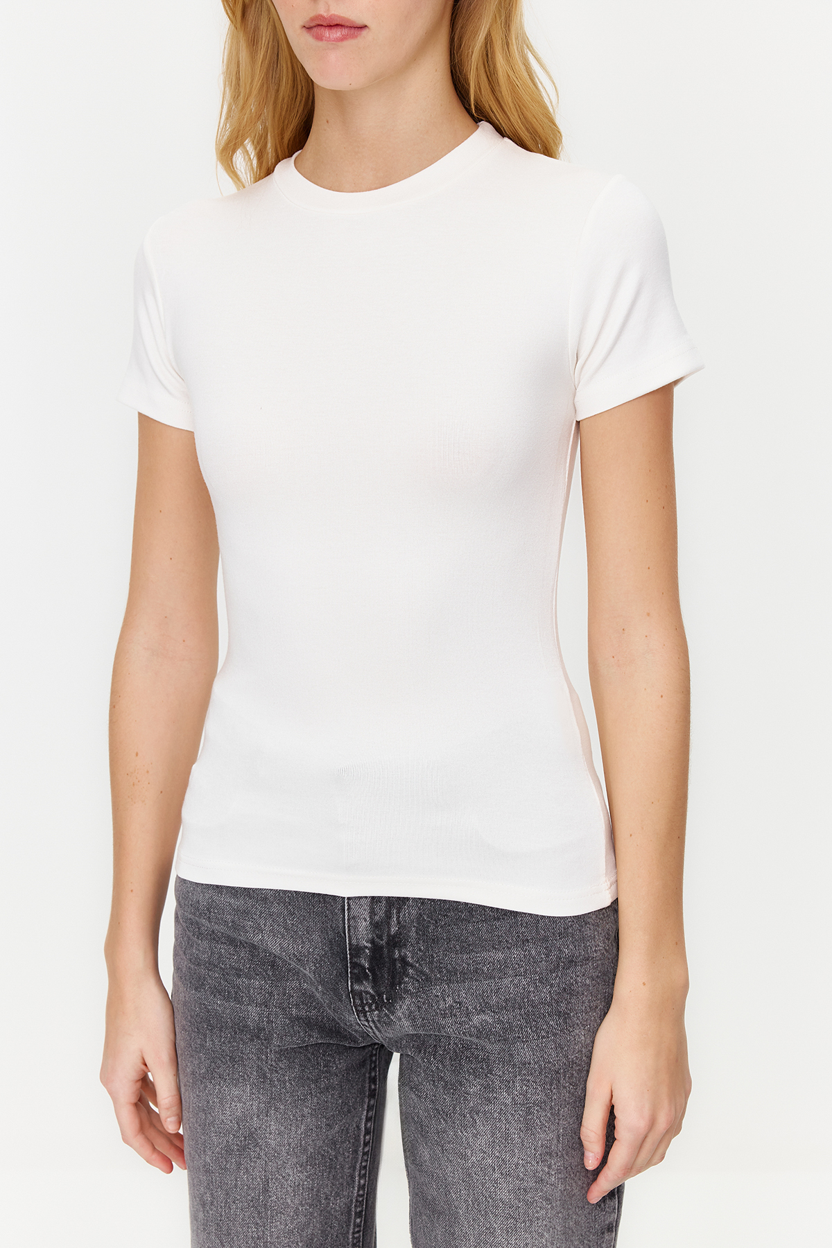 Trendyolmilla  Ekru Viskoz/Yumuşak Kumaş Vücuda Oturan Esnek Örme Bluz TWOSS24BZ00296 - Görsel 5