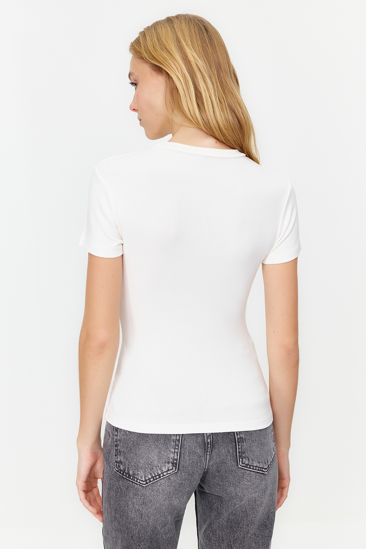 Trendyolmilla  Ekru Viskoz/Yumuşak Kumaş Vücuda Oturan Esnek Örme Bluz TWOSS24BZ00296 - Görsel 6