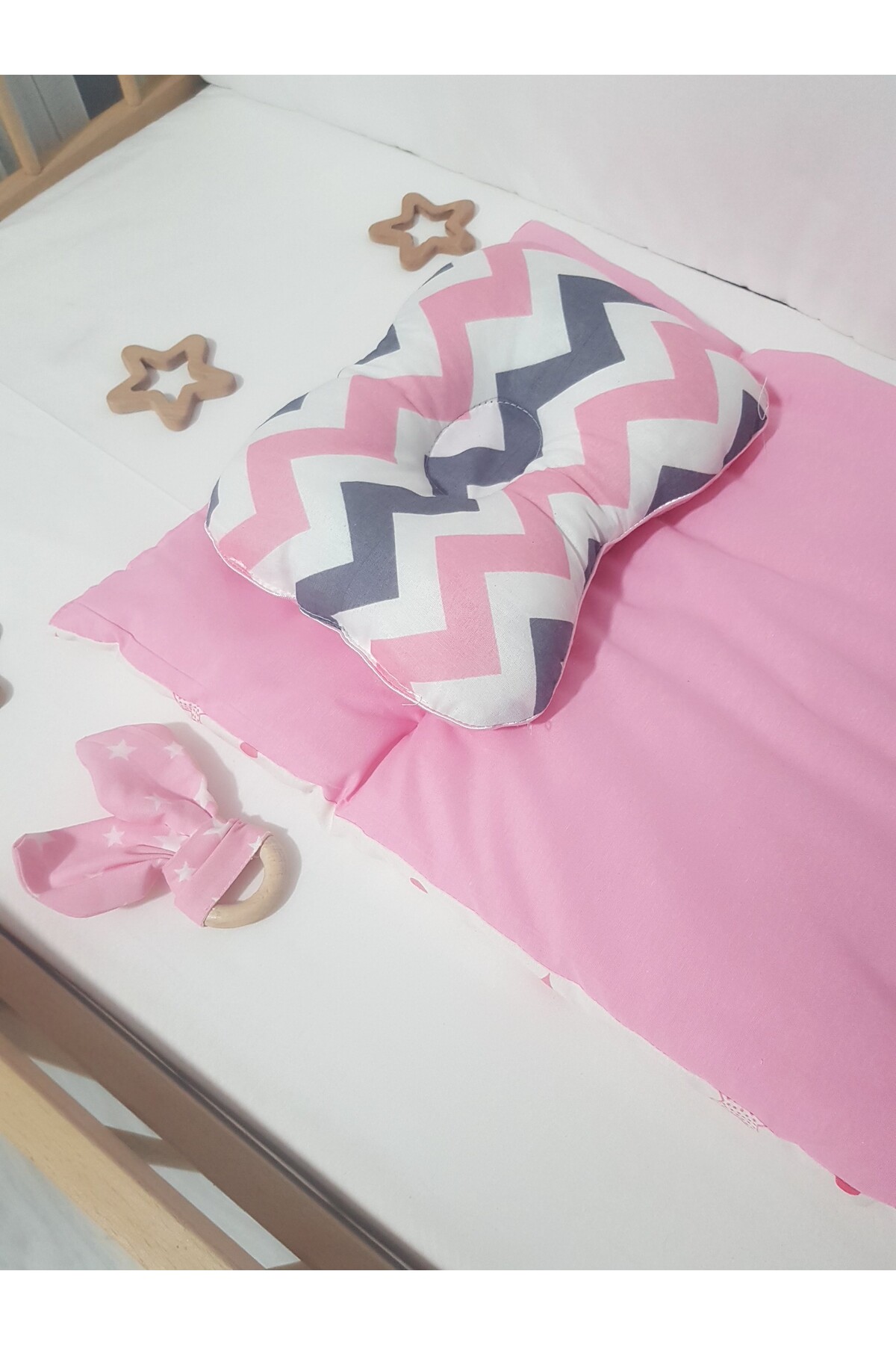 bebek_iklimi Çift Taraflı Alt Açma Minderi Pembe ( BAŞ DÜZELTME YASTIĞI ve DİŞ KAŞIYICI AHŞAP HALKA HEDİYELİ ) fotoğrafı 4 (önizleme)
