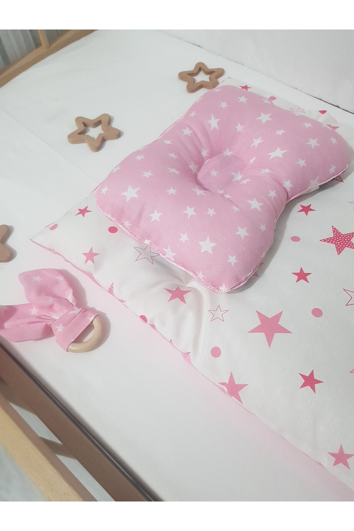 bebek_iklimi Çift Taraflı Alt Açma Minderi Pembe ( BAŞ DÜZELTME YASTIĞI ve DİŞ KAŞIYICI AHŞAP HALKA HEDİYELİ ) fotoğrafı 3 (önizleme)