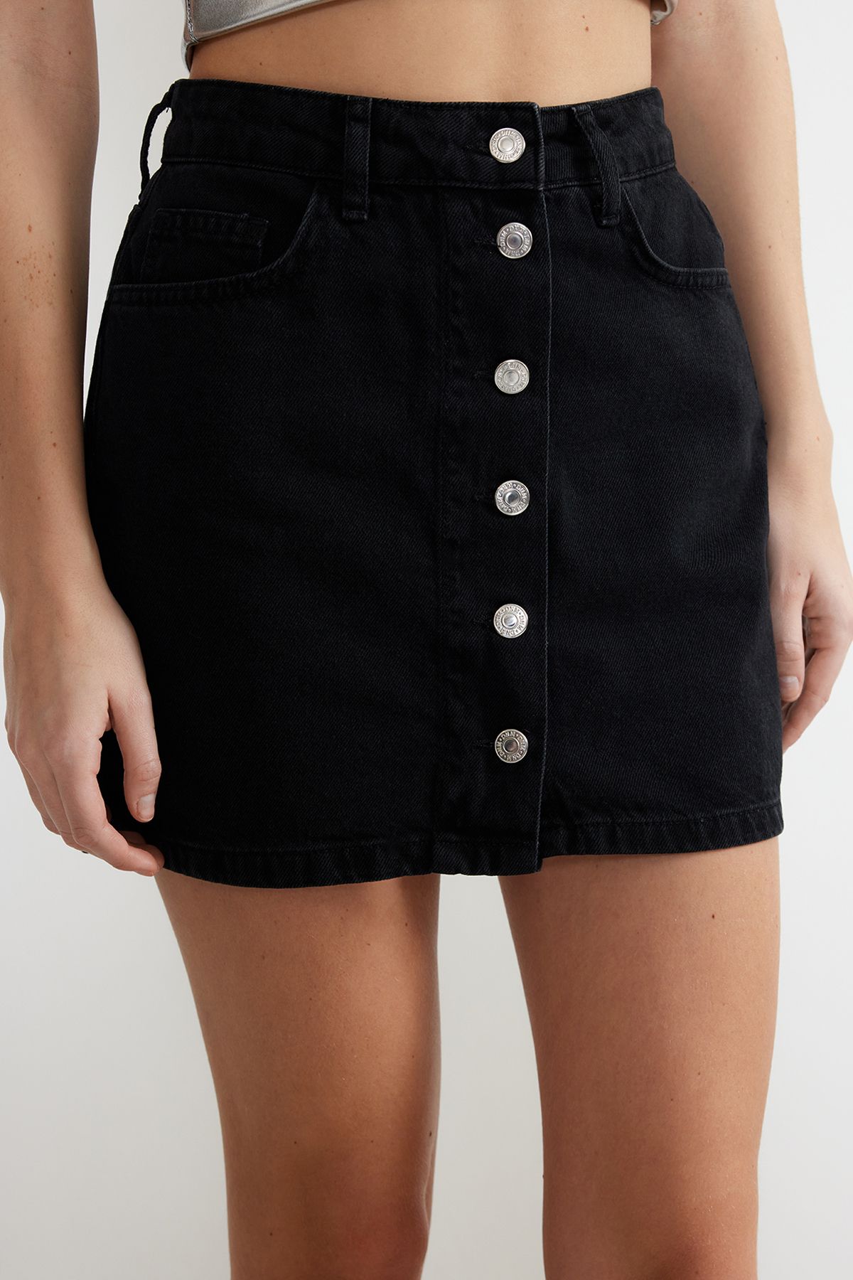Trendyol Collection Schwarzer High Waist Mini Jeansrock Knopfleiste Vorne, Nachhaltiger für Damen - 40