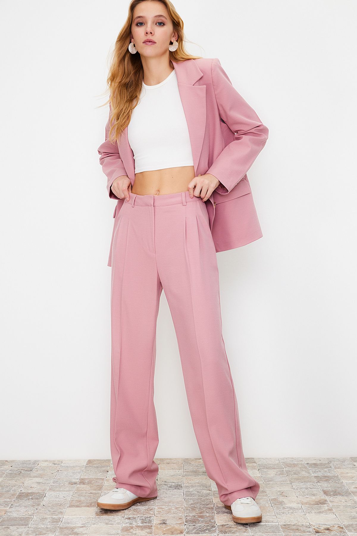 Trendyol Collection-Hellrosa Hose mit geradem/geradem Schnitt aus gewebtem Stoff in limitierter Auflage TWOAW23PL00401 2