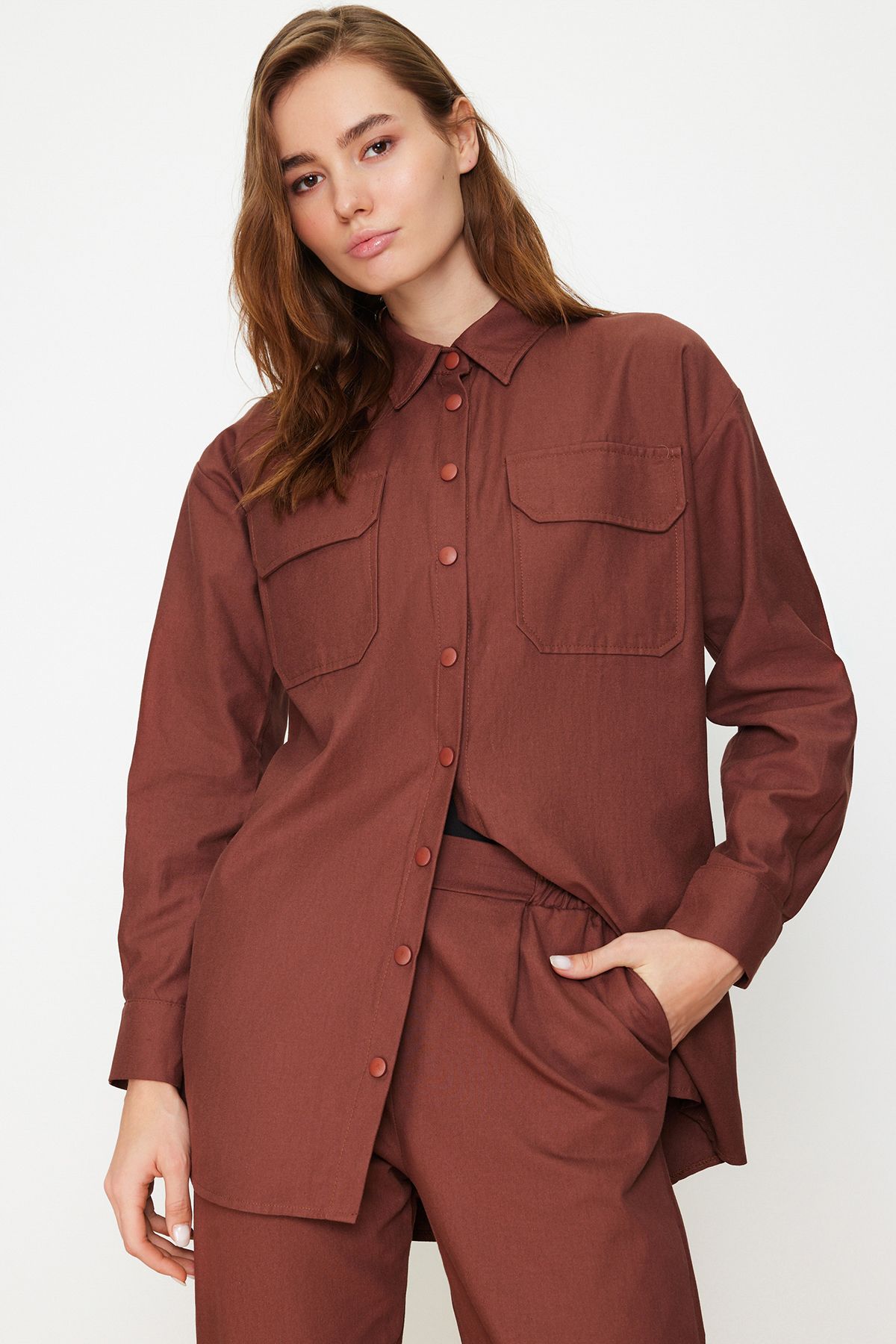 Trendyol Modest-Tmavohnedé vreckové košeľa-nohavice tkaný oblek s detailným zapínaním na patent TCTAW22US0013 3