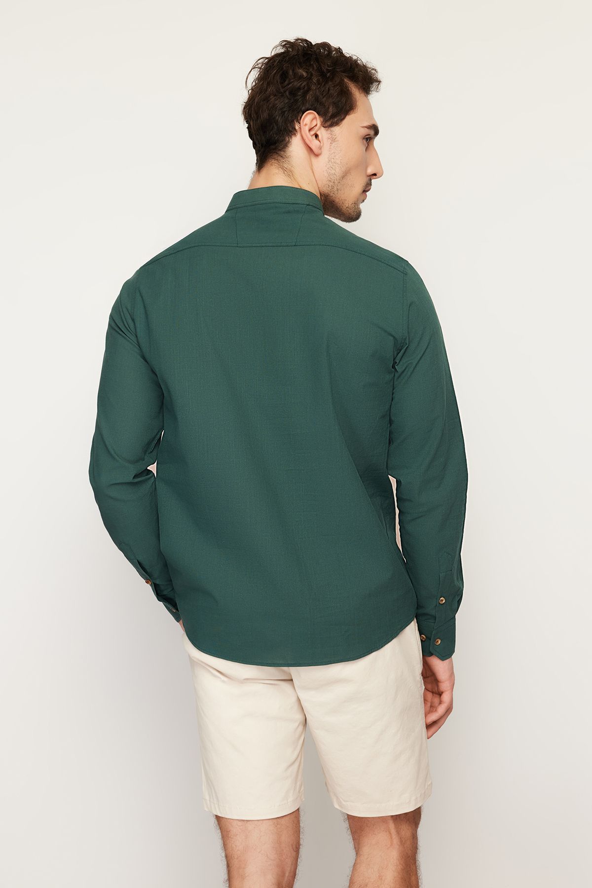 Trendyol Collection-Dunkelgrünes Slim-Fit-Hemd mit halber Knopfleiste und Stehkragen TMNSS20GO0097 3