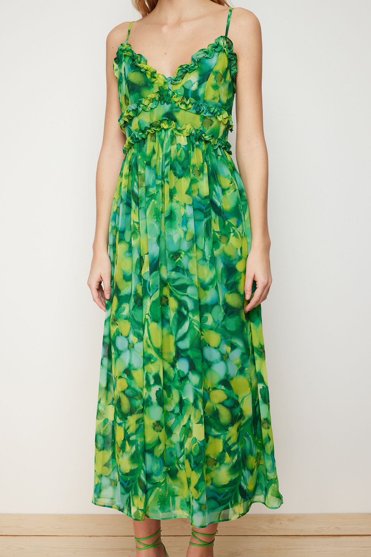 Trendyol Collection-Grünes A-Cut-Maxikleid aus gewebtem Chiffon mit Blumenmuster, Rüschendetail und Futter TWOSS23EL02013 4