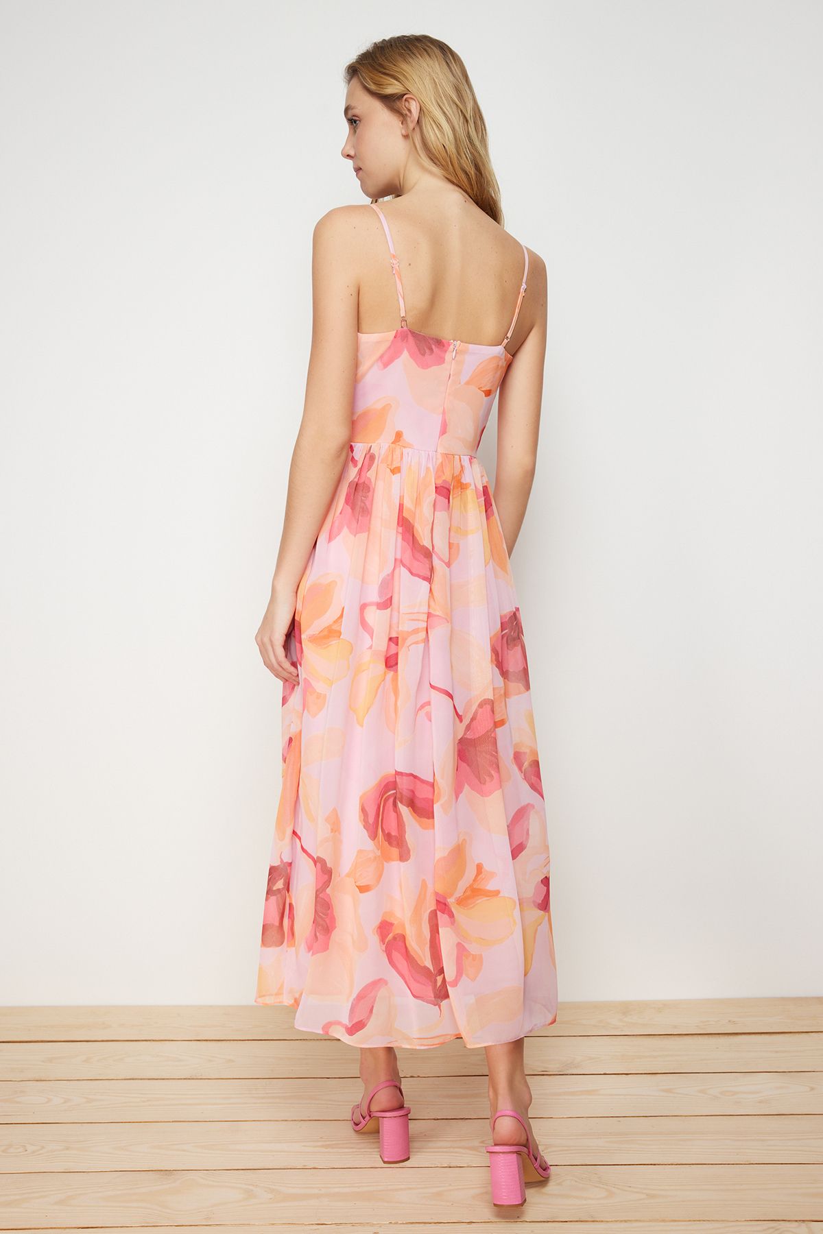 Trendyol Collection-Rosa A-Ausschnitt Maxikleid aus gewebtem Chiffon mit Blumenmuster, Rüschendetail und Futter TWOSS23EL02013 6