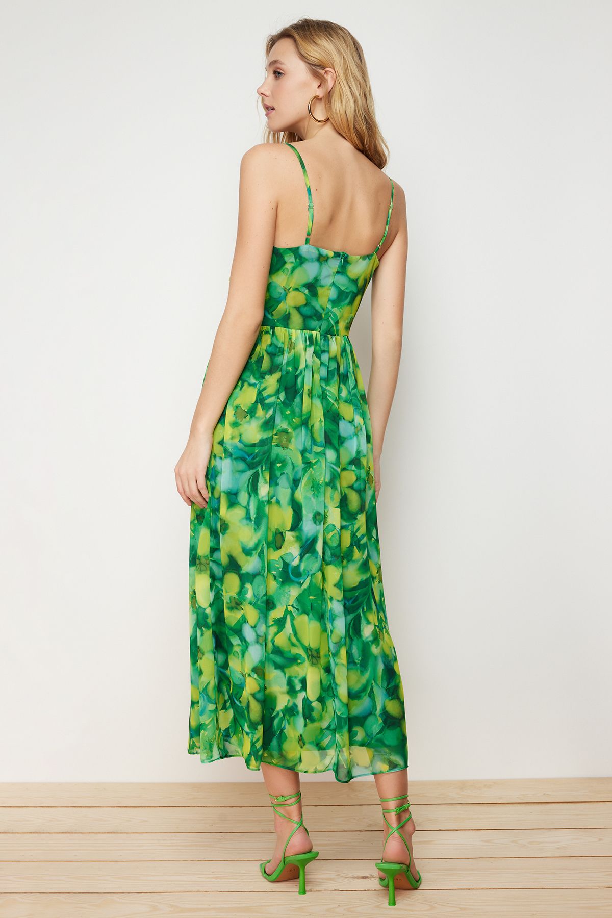 Trendyol Collection-Grünes A-Cut-Maxikleid aus gewebtem Chiffon mit Blumenmuster, Rüschendetail und Futter TWOSS23EL02013 6