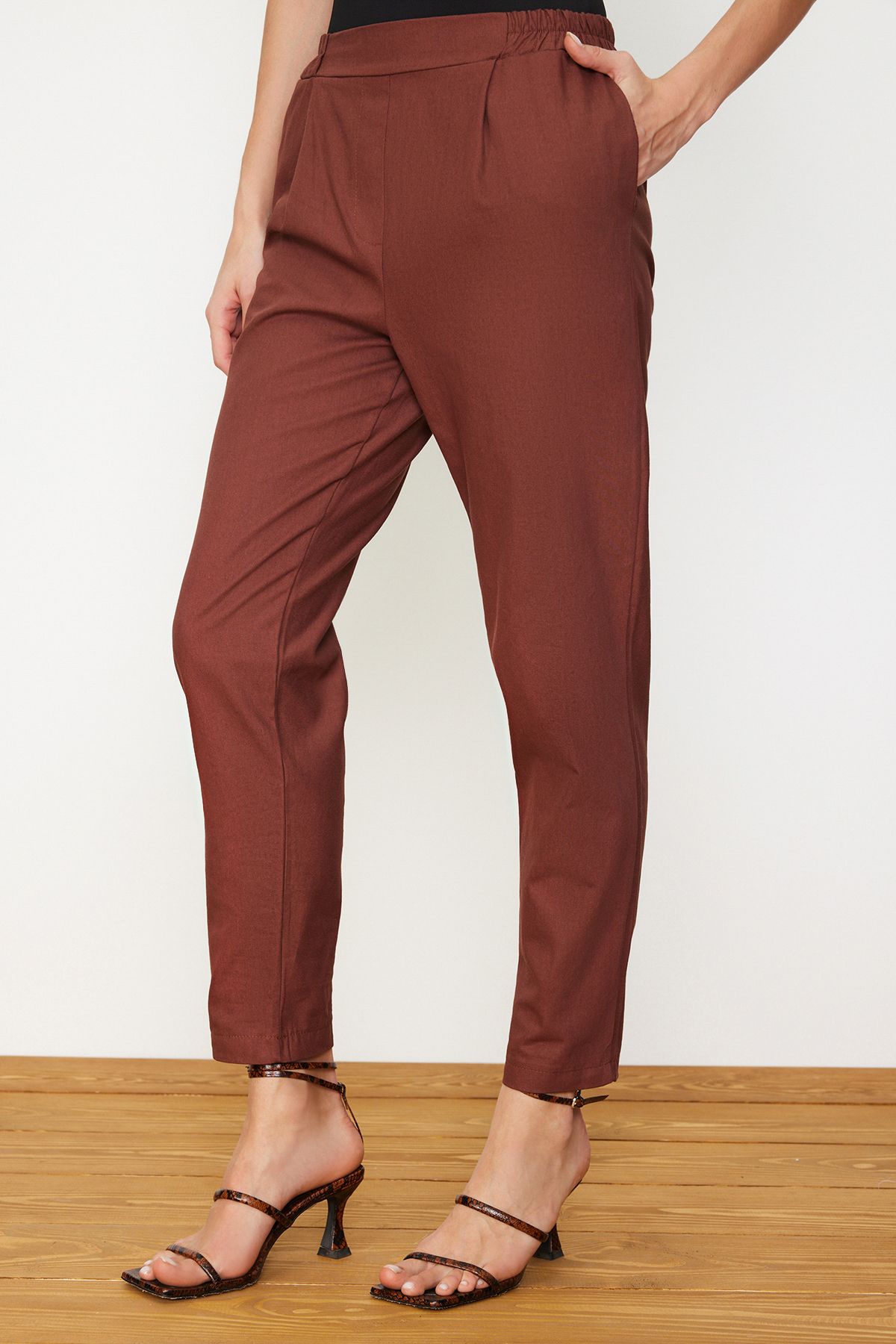 Trendyol Modest-Tmavohnedé vreckové košeľa-nohavice tkaný oblek s detailným zapínaním na patent TCTAW22US0013 6