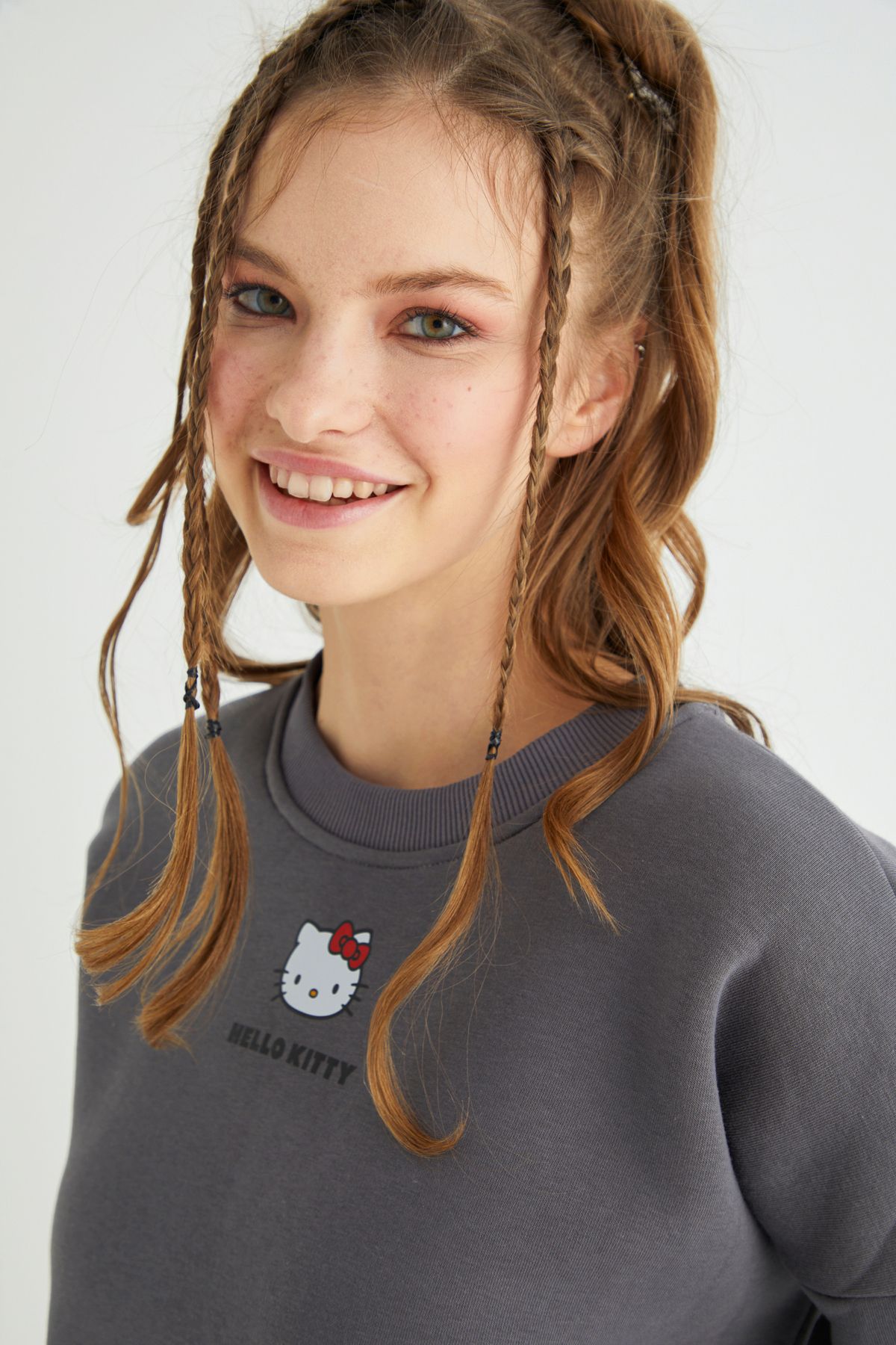 Hello Kitty-Hanorac cu licență imprimat cu gât roșu și gros oversize, gri afumat Roz-119 3